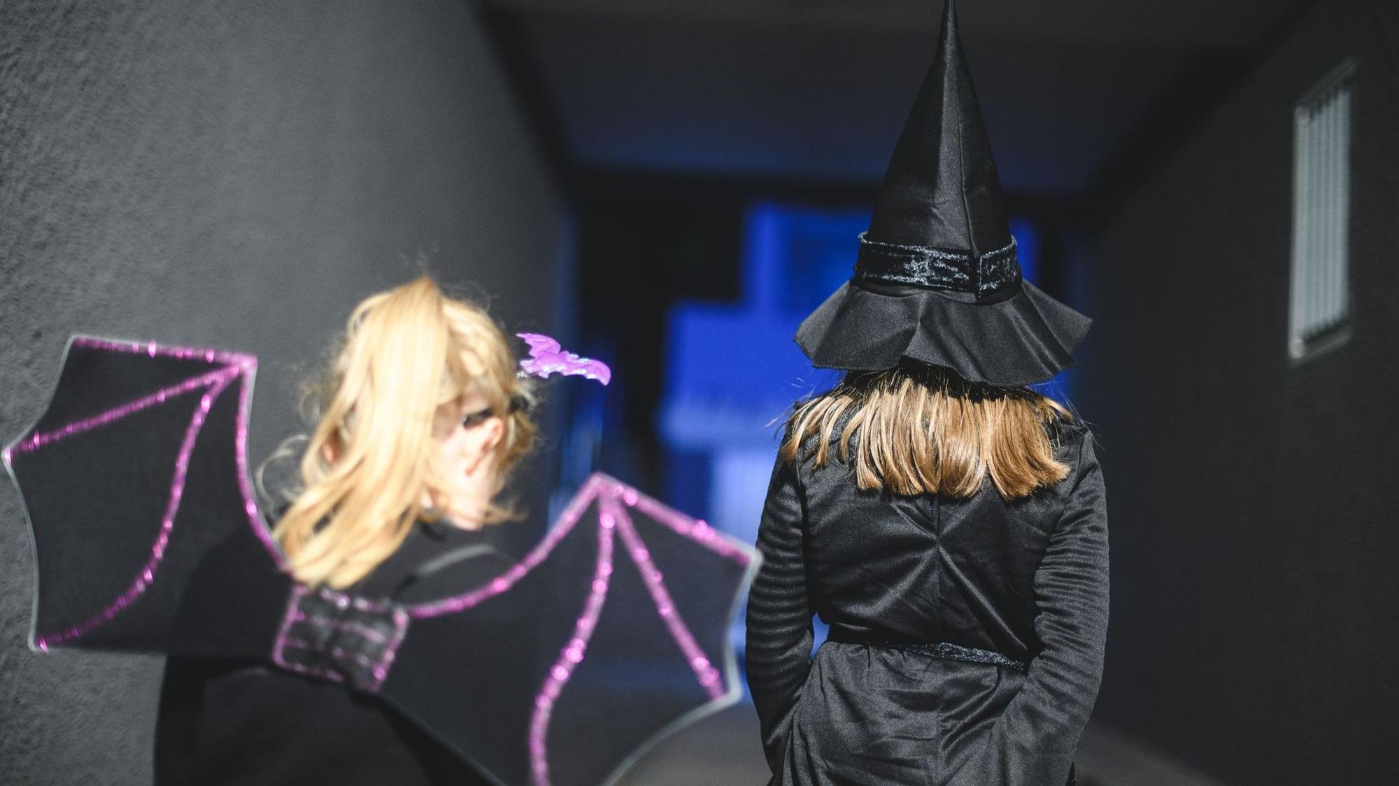 Zwei als Vampir und Hexe verkleidete Kinder
