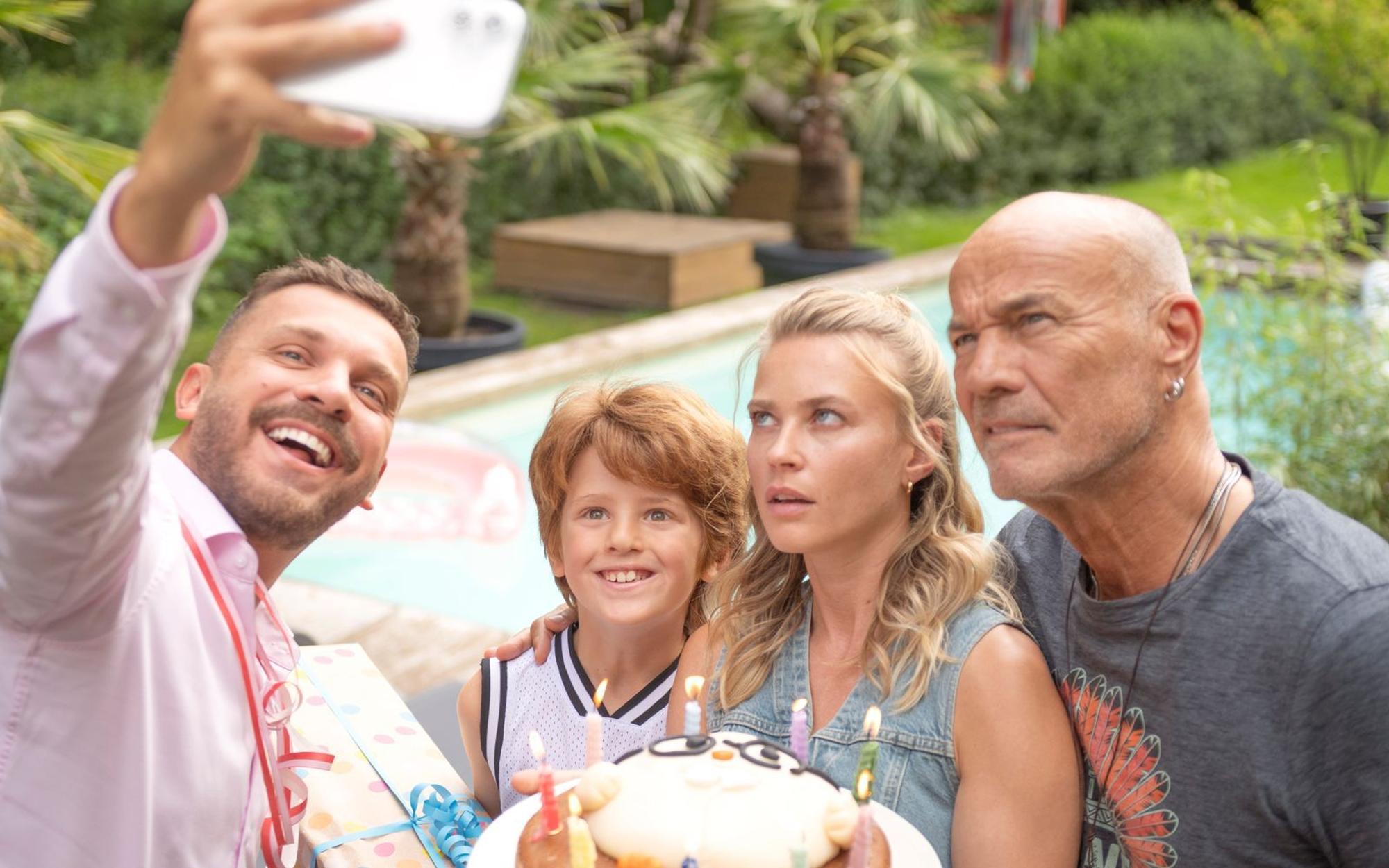 Eine schrecklich nette Familie, von links: Timo (Edin Hasanović), Theo (Levin Wopp), Marlene (Jeanne Goursaud) und Hans (Heiner Lauterbach) finden die Geburtstagsfeier unterschiedlich spaßig. (Bild: Nadja Klier / Netflix)