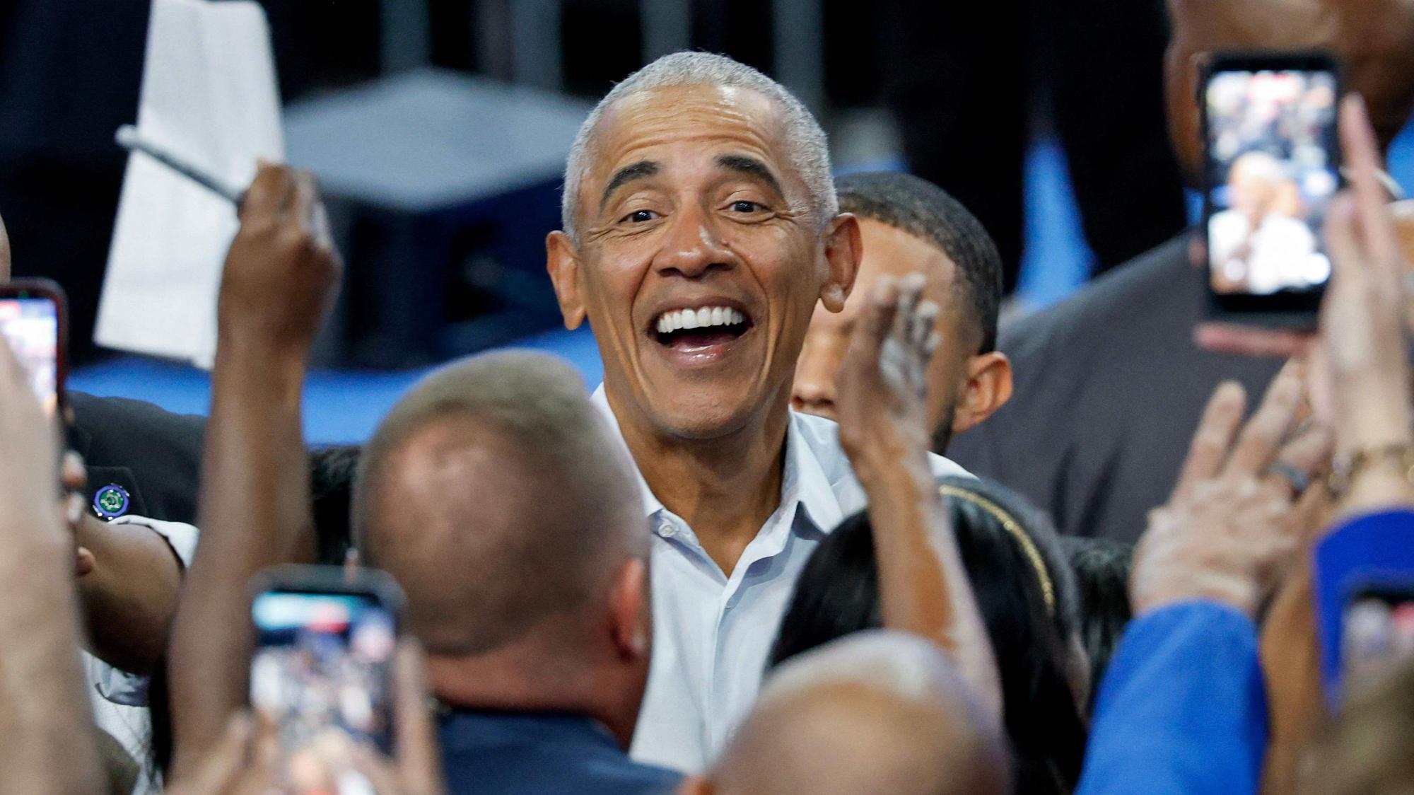 Ex-Präsident Barack Obama grüßt seine Fans nach einem Wahlkampfauftritt im US-Bundesstaat Georgia. Der Demokrat liefert sich vor den Midterms einen Schlagabtausch mit US-Präsident Donald Trump.