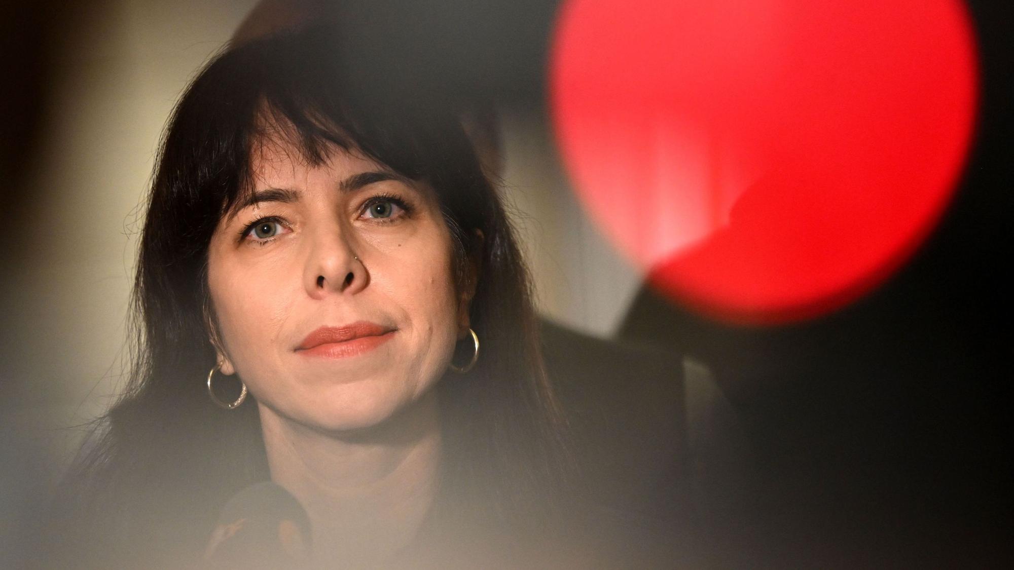 29.10.2026, Berlin: Elif Eralp, Fraktionsvorsitzende der Fraktion Die Linke im Berliner Abgeordnetenhaus, gibt ein Statement nach der ersten Plenarsitzung des neuen Berliner Abgeordnetenhauses. Foto: Britta Pedersen/dpa +++ dpa-Bildfunk +++