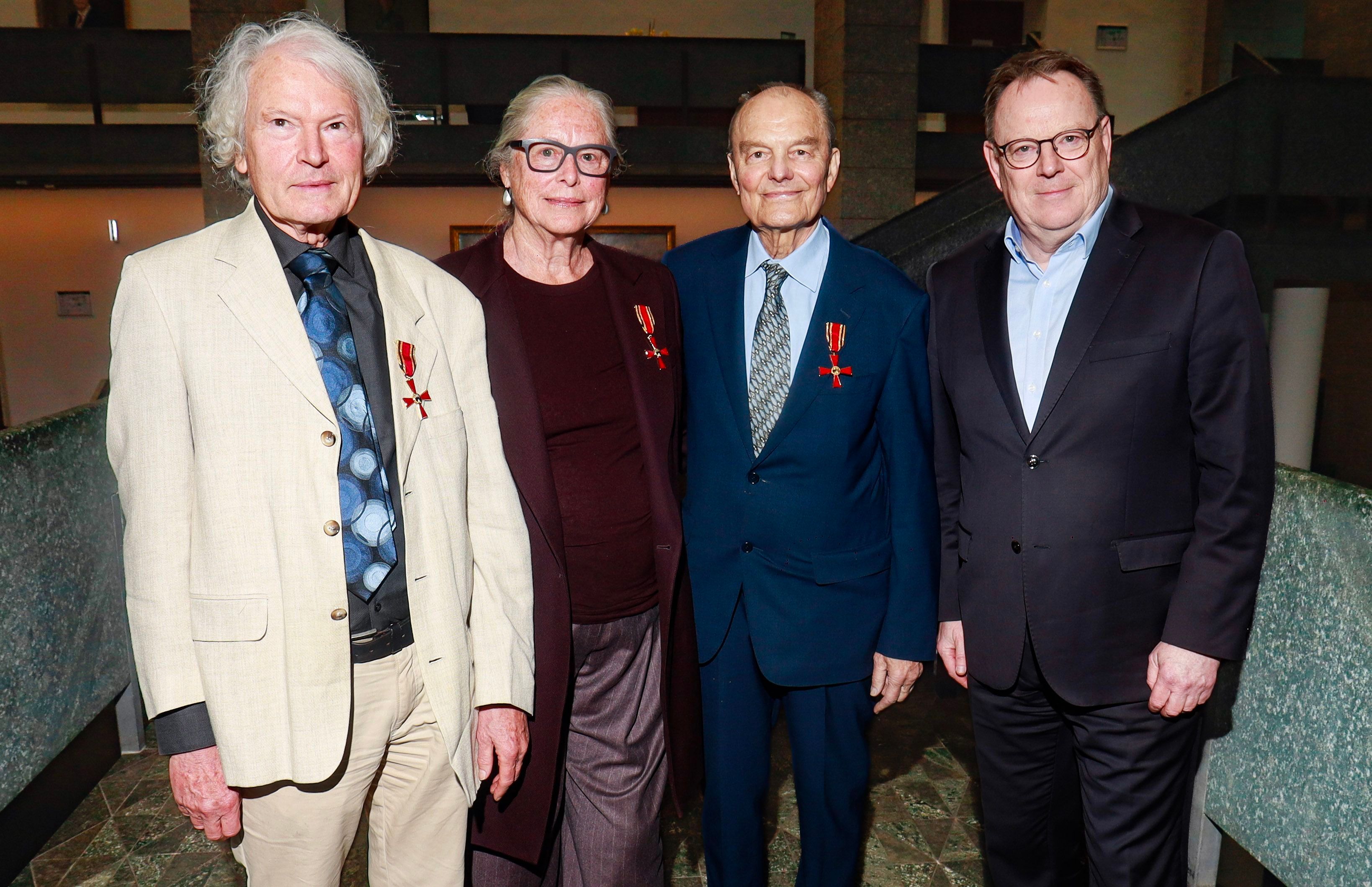 29.10.2026, Köln: Oberbürgermeister Torsten Burmester verleiht Bundesverdienstorden an Ulrich Krüger, Mayen Beckmann und Gerd Herold (v.l.). Foto: Arton Krasniqi