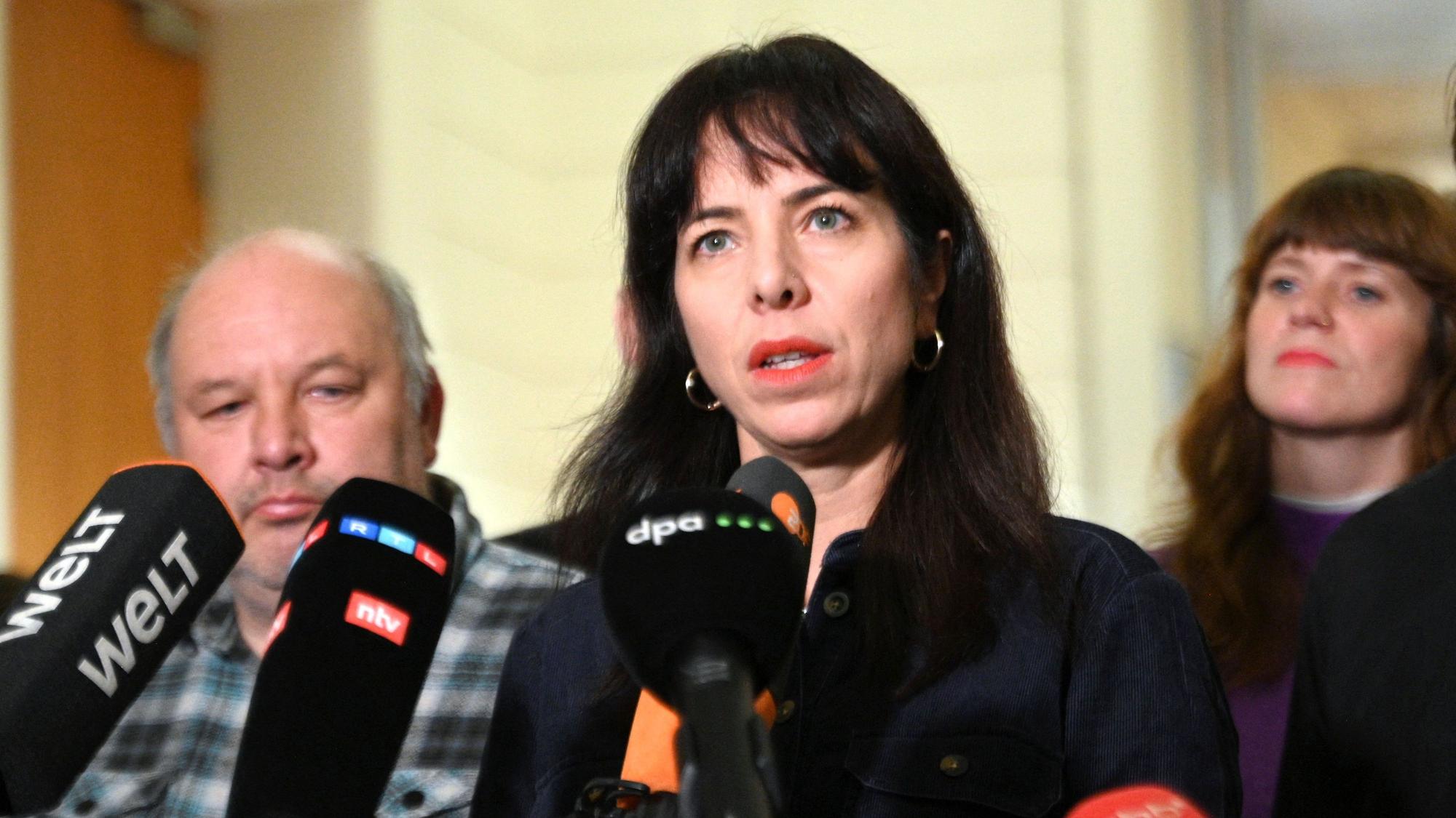 Elif Eralp, Fraktionsvorsitzende der Linken im Abgeordnetenhaus, gibt eine Stellungnahme vor Medienvertretern ab.
