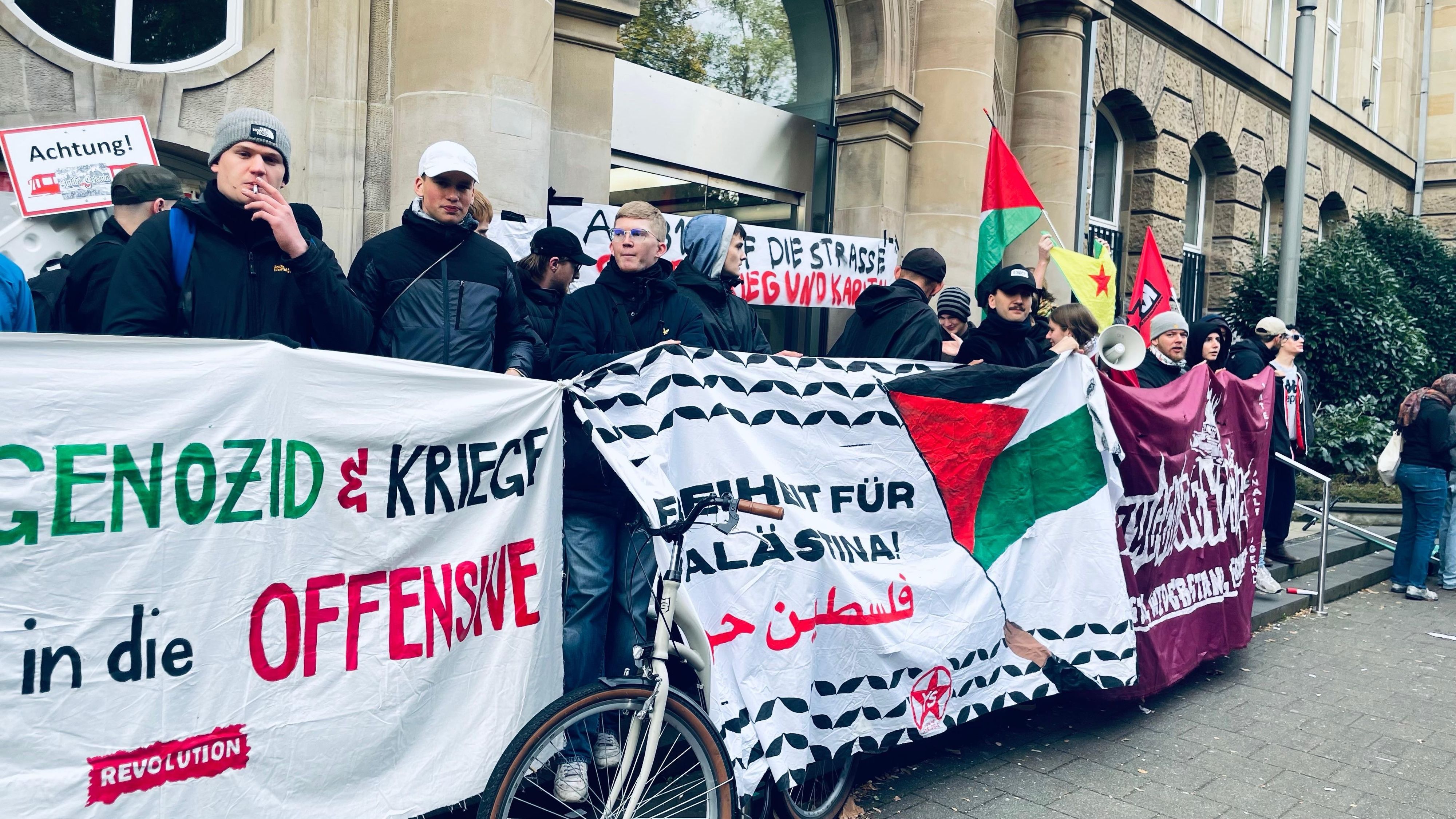 Kölner Anhänger der jungen Protestinitiative „Gen Z regelt“ haben am Donnerstagmorgen die Zugänge zur Technischen Hochschule am Ubierring blockiert.