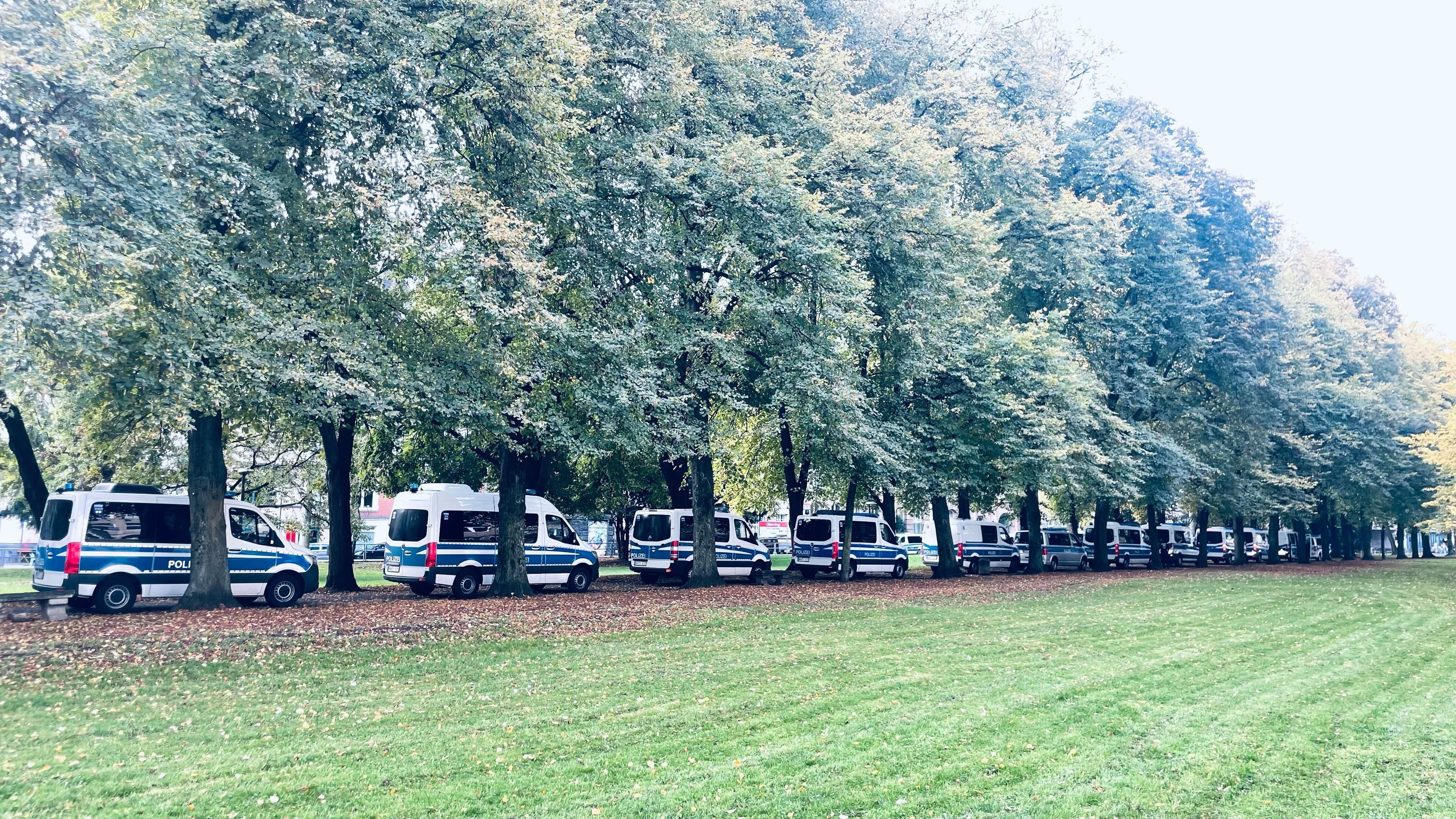 Die Polizei ist mit mehreren Einsatzfahrzeugen vor Ort.