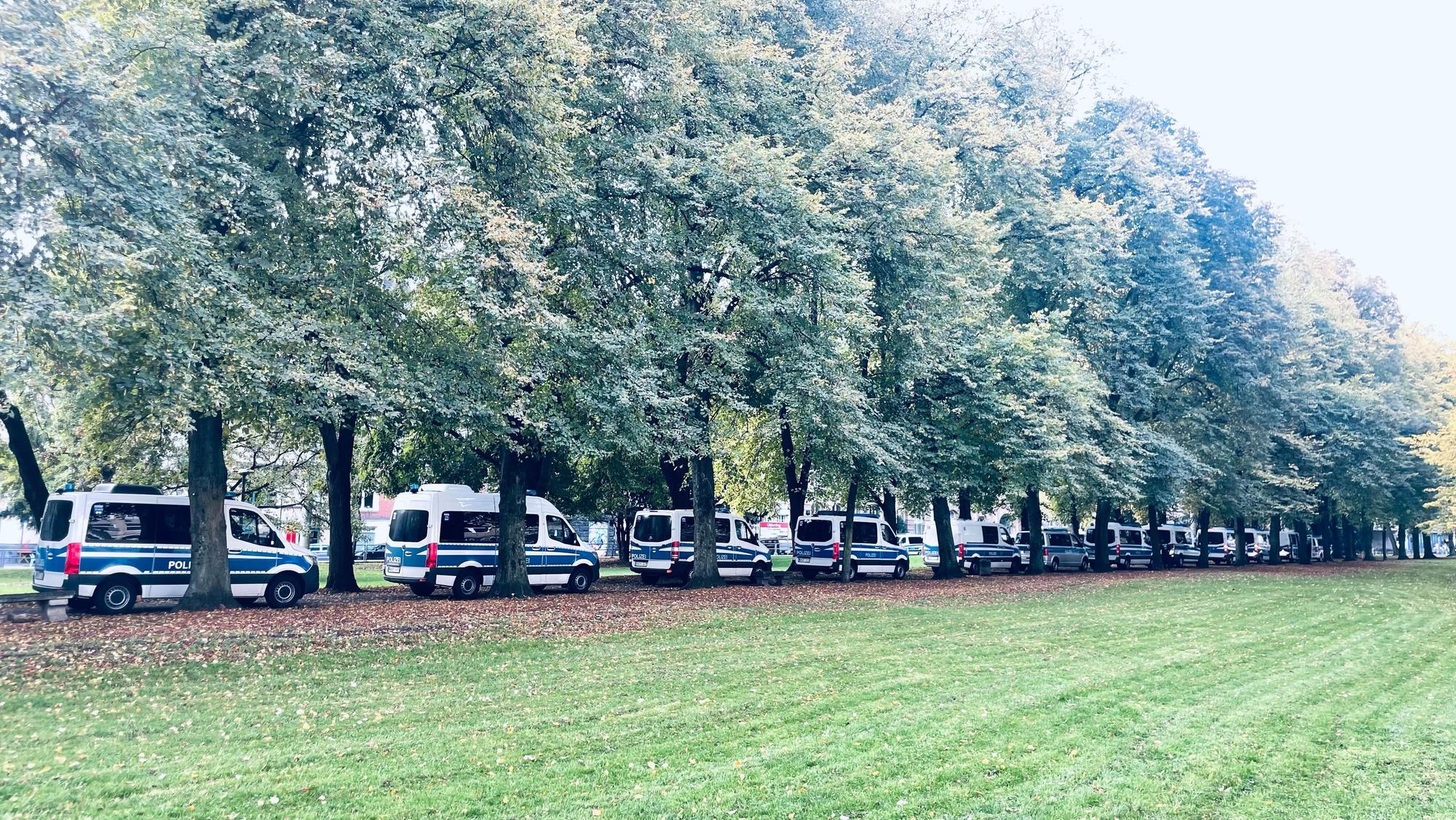 Die Polizei ist mit mehreren Einsatzfahrzeugen vor Ort.