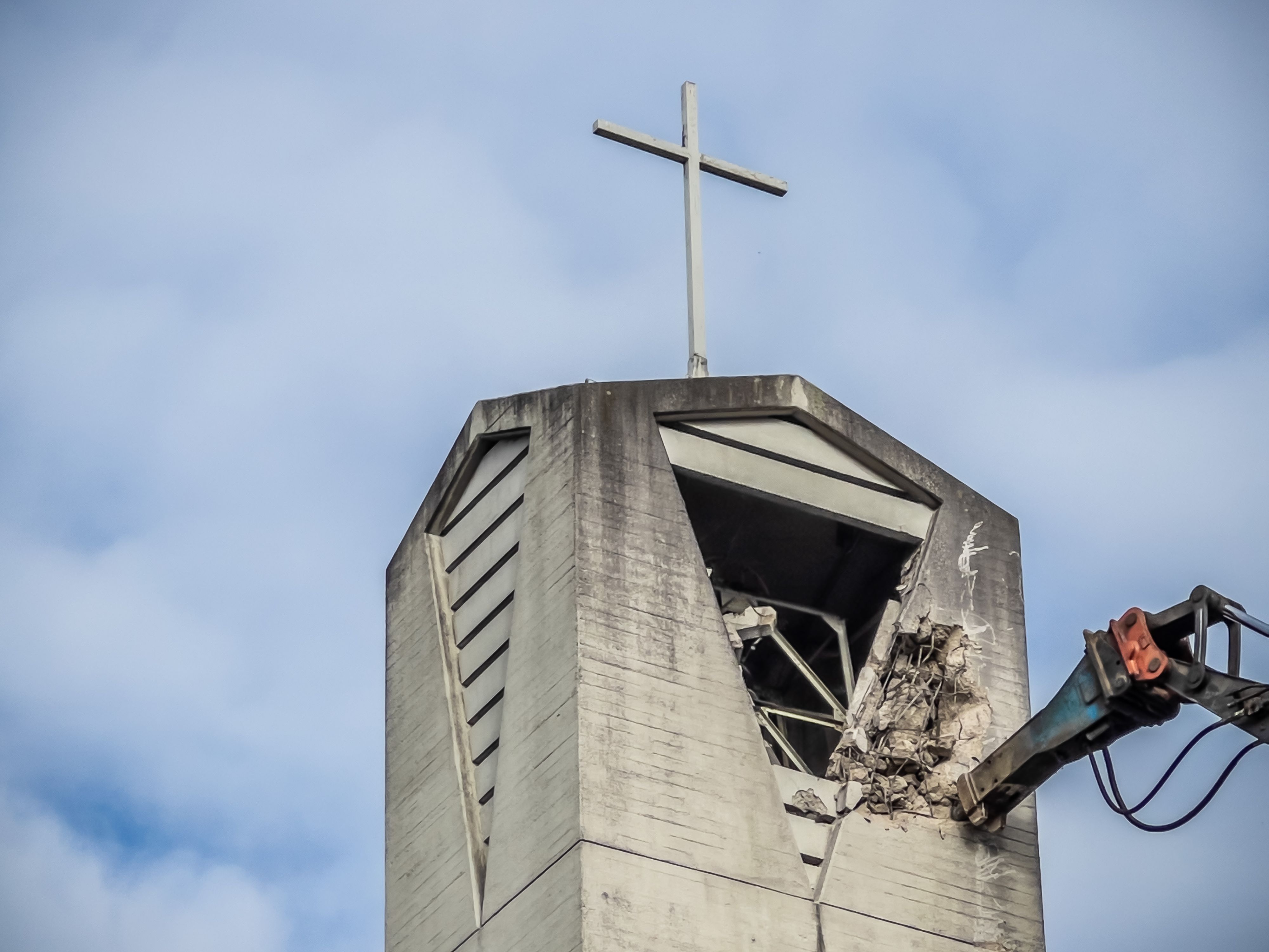 Der Abbruch des Alkenrather Kirchturms geht  los - zwei Tage verögert. Bild: Ralf Krieger