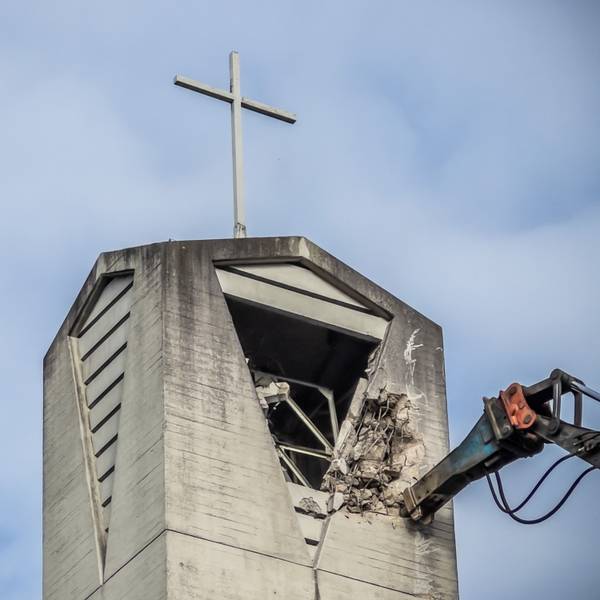 Der Abbruch des Alkenrather Kirchturms geht los - zwei Tage verögert. Bild: Ralf Krieger