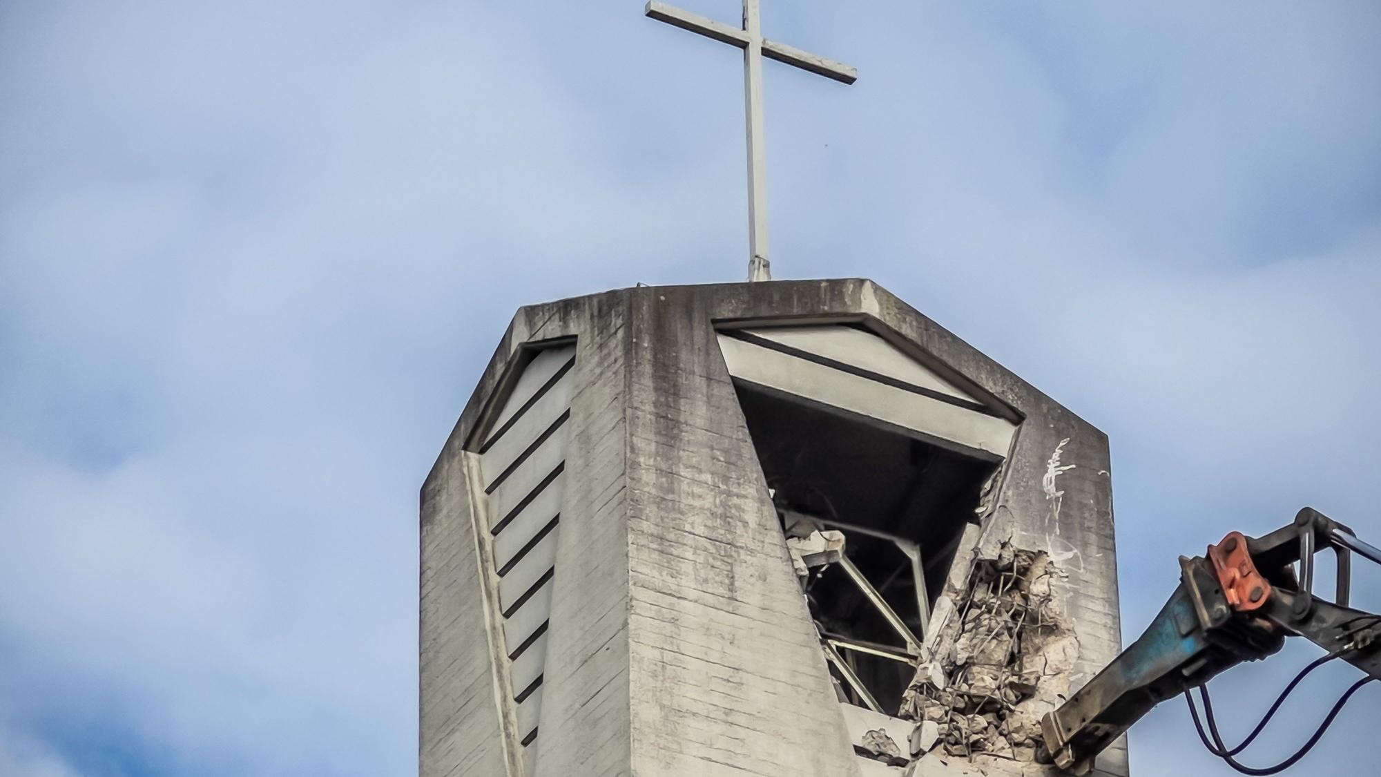 Der Abbruch des Alkenrather Kirchturms geht los - zwei Tage verögert. Bild: Ralf Krieger