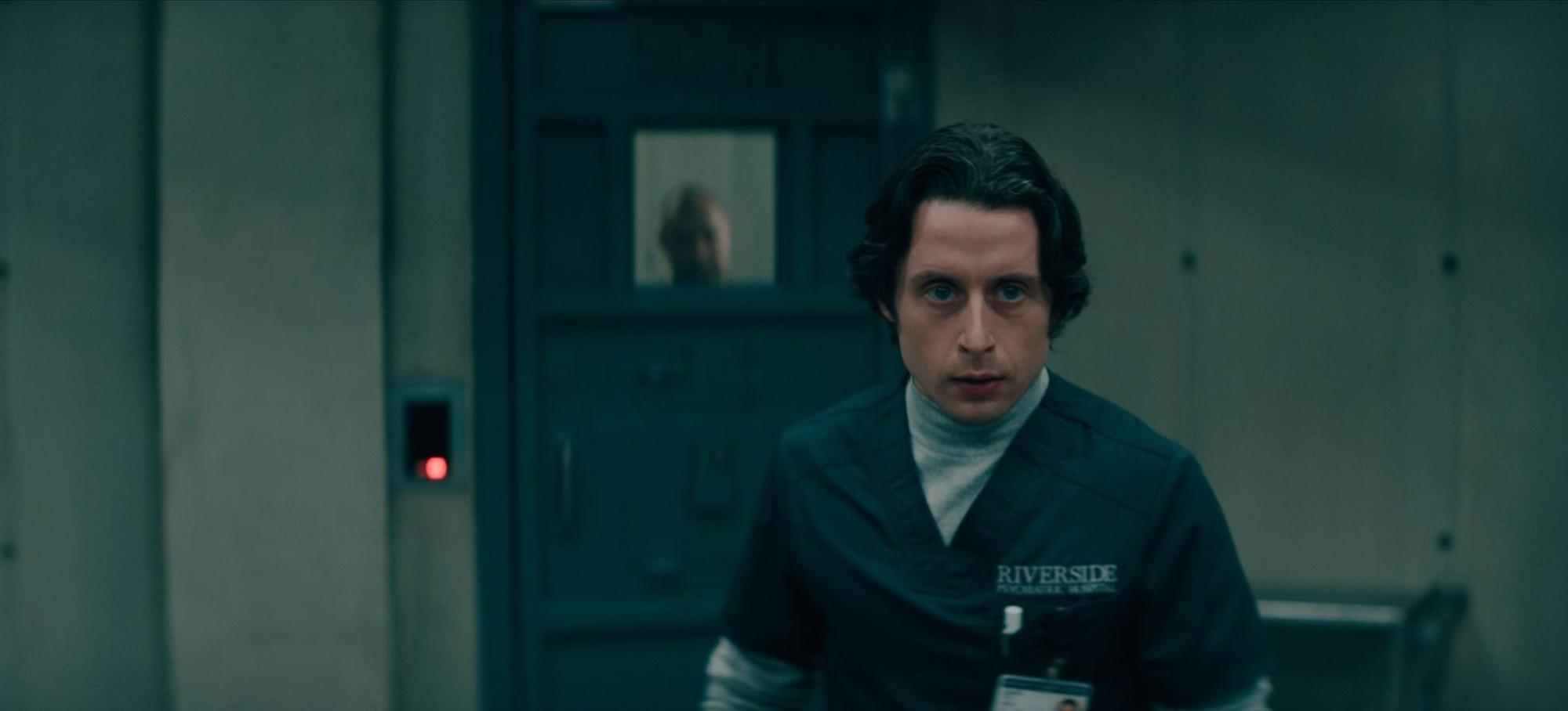 Jurek Walter (Stephen Graham, hinten) schleicht sich mit leiser Stimme in den Kopf seines neuen Pflegers Karl (Rory Culkin). (Bild: Apple TV)