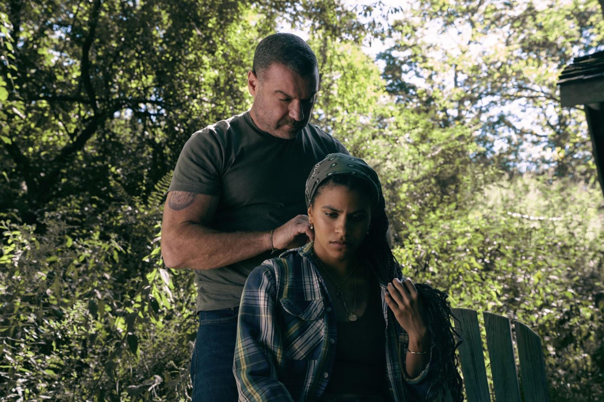 Seine Kollegin Saga Bauer (Zazie Beetz) ist für Jonah Lynn (Liev Schrieber) wie eine Ziehtochter. (Bild: Apple TV / Dennis P. Mong Jr.)