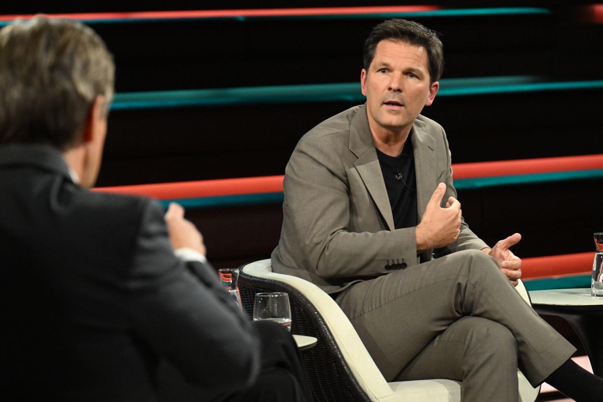 Als der Moderator den Berliner SPD-Chef näher zur umstrittenen Linken-Abgeordneten Vanessa Emde befragte, geriet Steffen Krach sichtlich in Bedrängnis. (Bild: ZDF / Markus Hertrich)