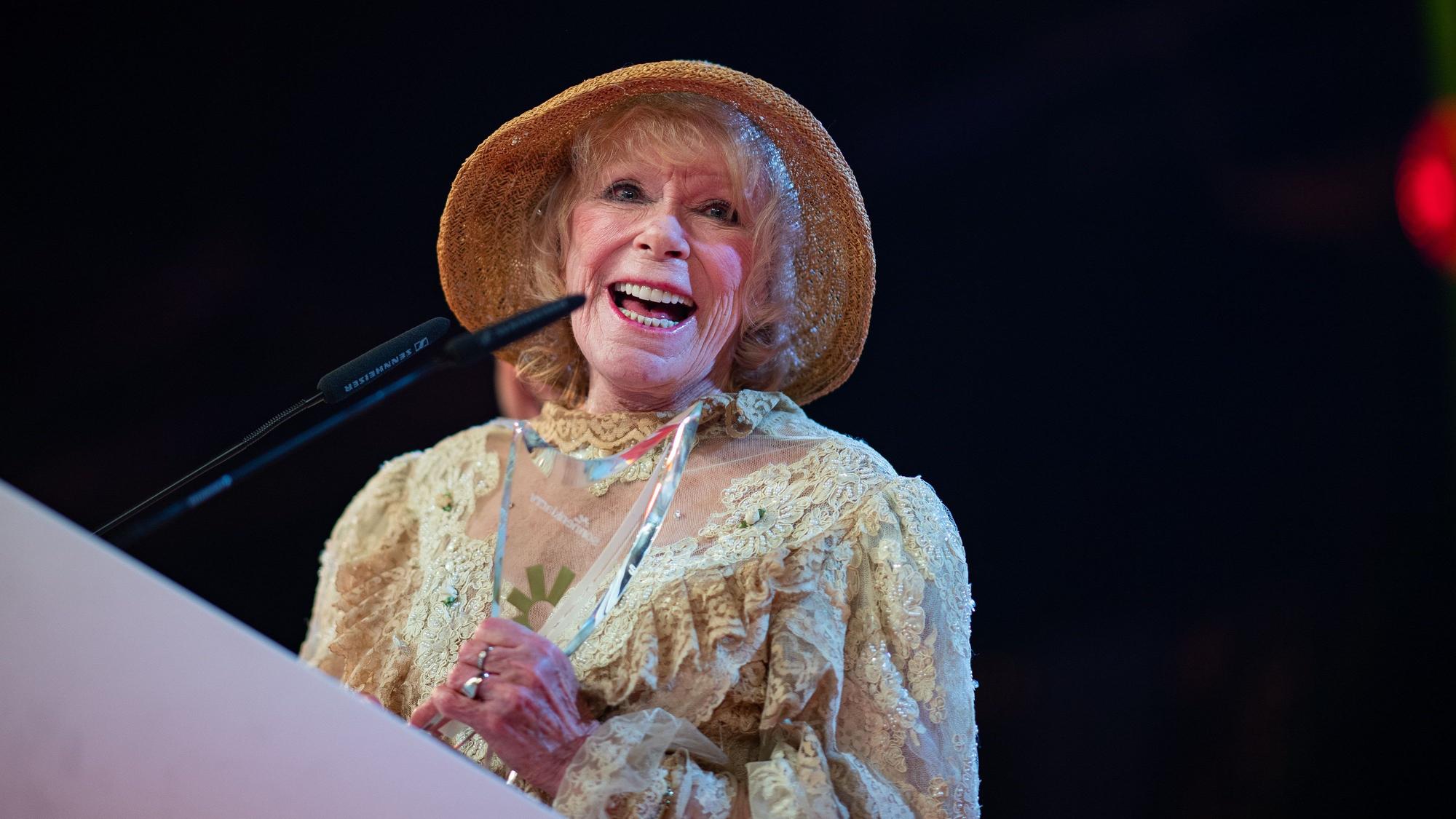 Schauspielerin Elke Sommer steht bei der Gala zur «Goldenen Sonne 2018» mit ihrem Preis auf der Bühne.