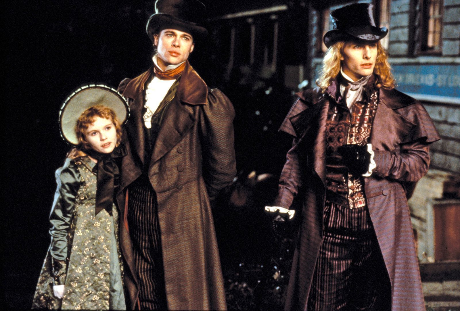 Trio infernale: Vampir Lestat (Tom Cruise, rechts) und seine Schüler Louis (Brad Pitt) und Claudia (Kirsten Dunst) sind permanent auf Beutezug. (Bild: RTL)