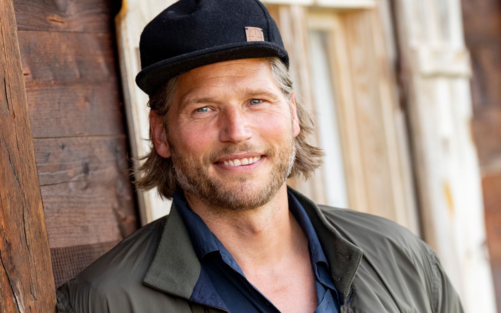 Für seinen Job ist „Bergretter“-Schauspieler Sebastian Ströbel viel unterwegs. Trotzdem hat immer die Familie Vorrang, verrät er im Interview. (Bild: 2022 Getty Images/Marc Conzelmann)