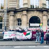 Kölner Anhänger der jungen Protestinitiative „Gen Z regelt“ protestieren vor der Technischen Hochschule am Ubierring.