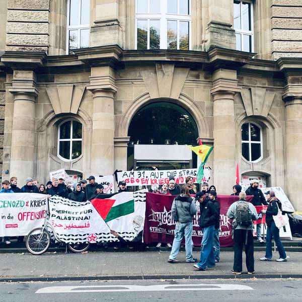 Kölner Anhänger der jungen Protestinitiative „Gen Z regelt“ protestieren vor der Technischen Hochschule am Ubierring.