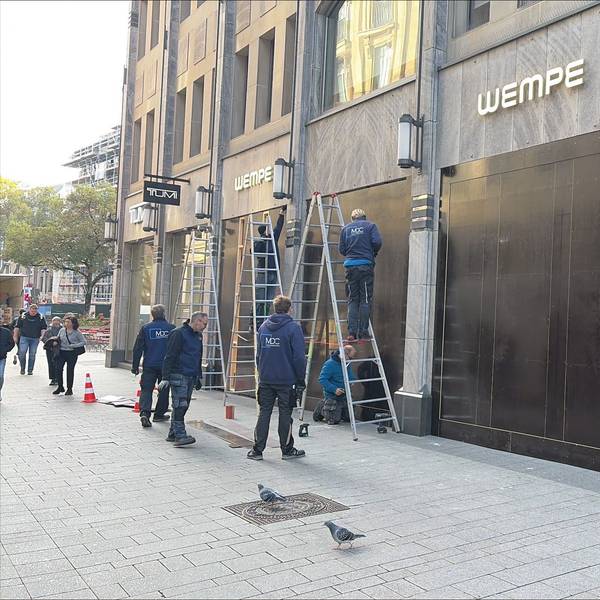 ARCHIV - 25.09.2026, Berlin: Menschen demonstrieren mit einem Schild mit der Aufschrift "Sozialleistungen statt Wehrpflicht" beim Schulstreik gegen die Wiedereinführung der Wehrpflicht (Symbolbild). (zu dpa: «Gen Z protestiert: Tausende Zusagen für Demo in Mainz») Foto: Sven Kaeuler/dpa +++ dpa-Bildfunk +++