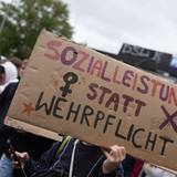 ARCHIV - 25.09.2026, Berlin: Menschen demonstrieren mit einem Schild mit der Aufschrift "Sozialleistungen statt Wehrpflicht" beim Schulstreik gegen die Wiedereinführung der Wehrpflicht (Symbolbild). (zu dpa: «Gen Z protestiert: Tausende Zusagen für Demo in Mainz») Foto: Sven Kaeuler/dpa +++ dpa-Bildfunk +++