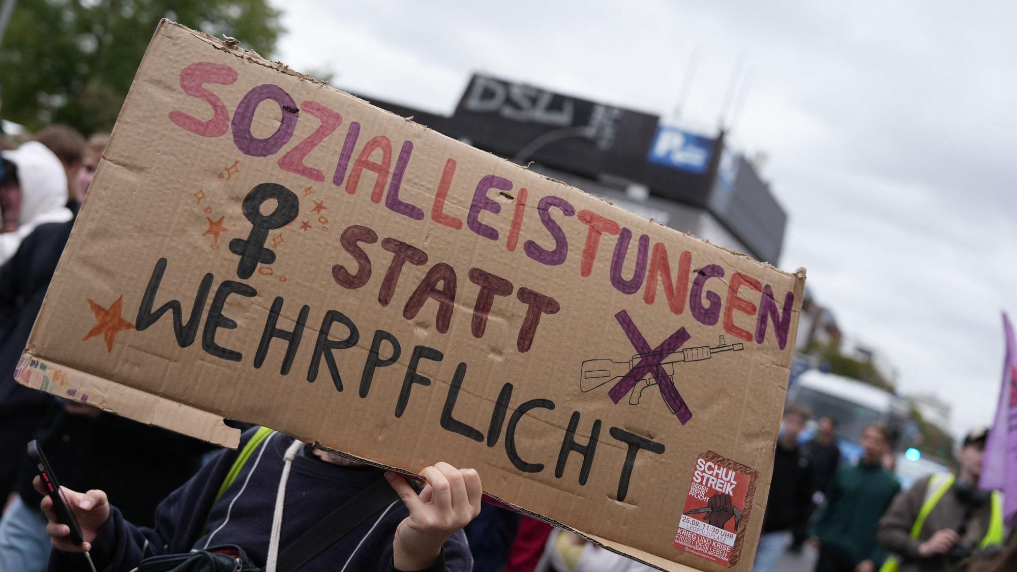 Menschen demonstrieren mit einem Schild mit der Aufschrift „Sozialleistungen statt Wehrpflicht“. (Archivbild)