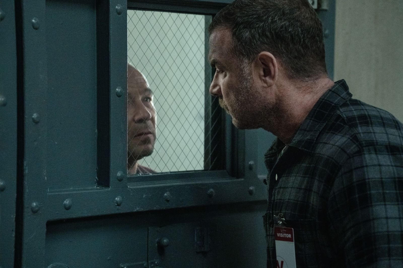 Wie gefährlich Jurek Walter (Stephen Graham, links) ist, hat Ermittler Jonah Lynn (Liev Schreiber) bereits in seinem nahen Umfeld erfahren müssen. (Bild: Apple TV / Dennis P. Mong Jr.)