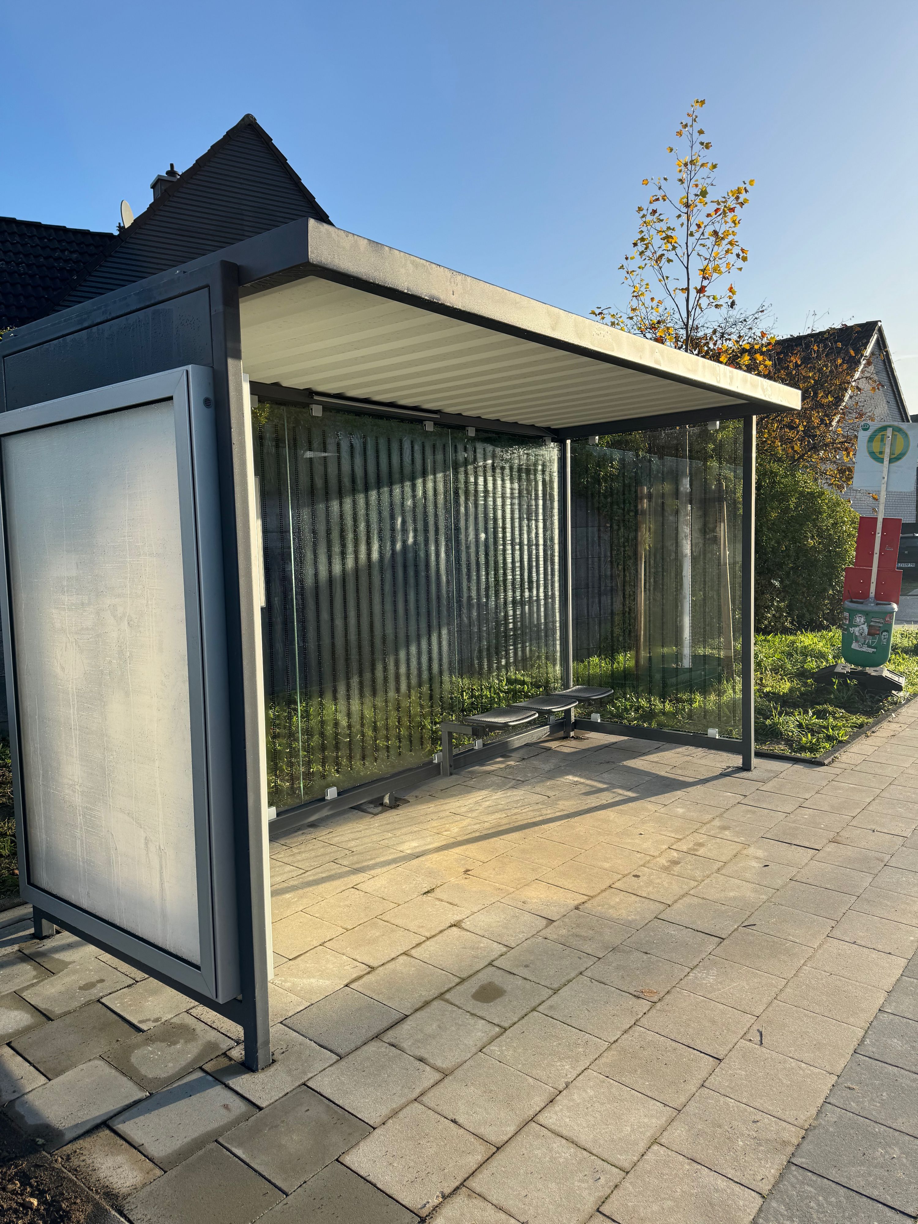 Bushäuschen an der Haltestelle Hitdorf-Oststraße.