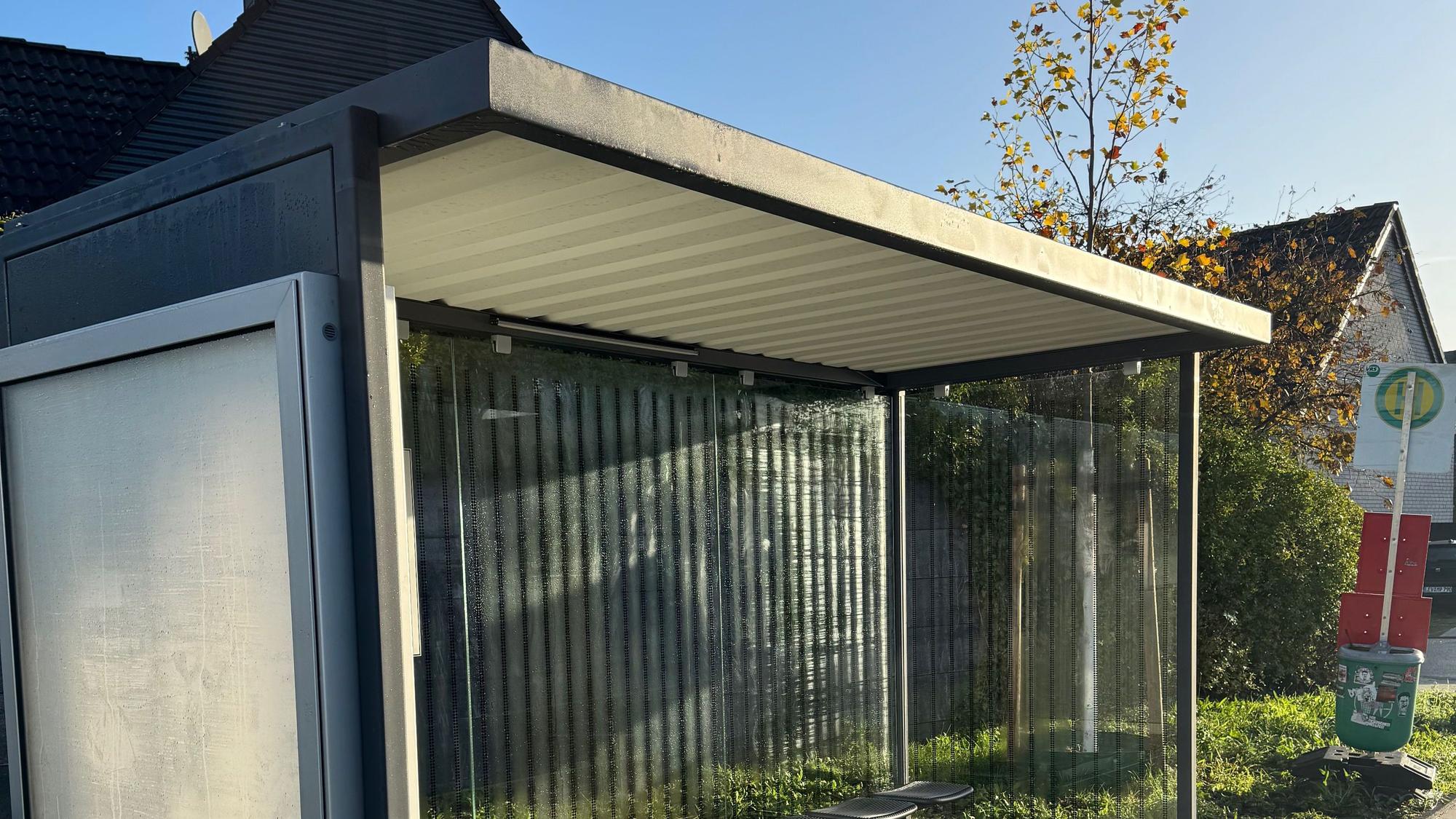 Bushäuschen an der Haltestelle Hitdorf-Oststraße.