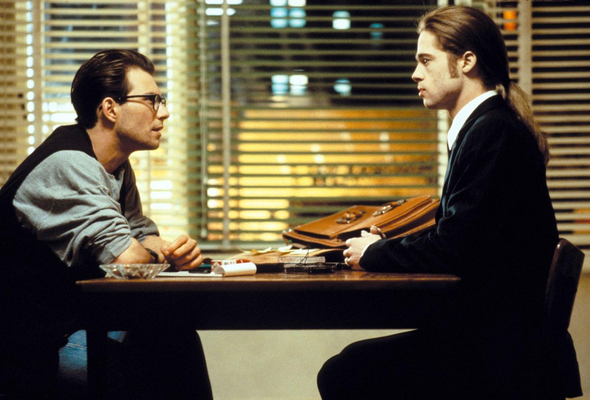Nach 200 Jahren Vampir-Dasein erzählt Louis (Brad Pitt, rechts) dem Journalisten Malloy (Christian Slater) seine Geschichte. (Bild: RTL)