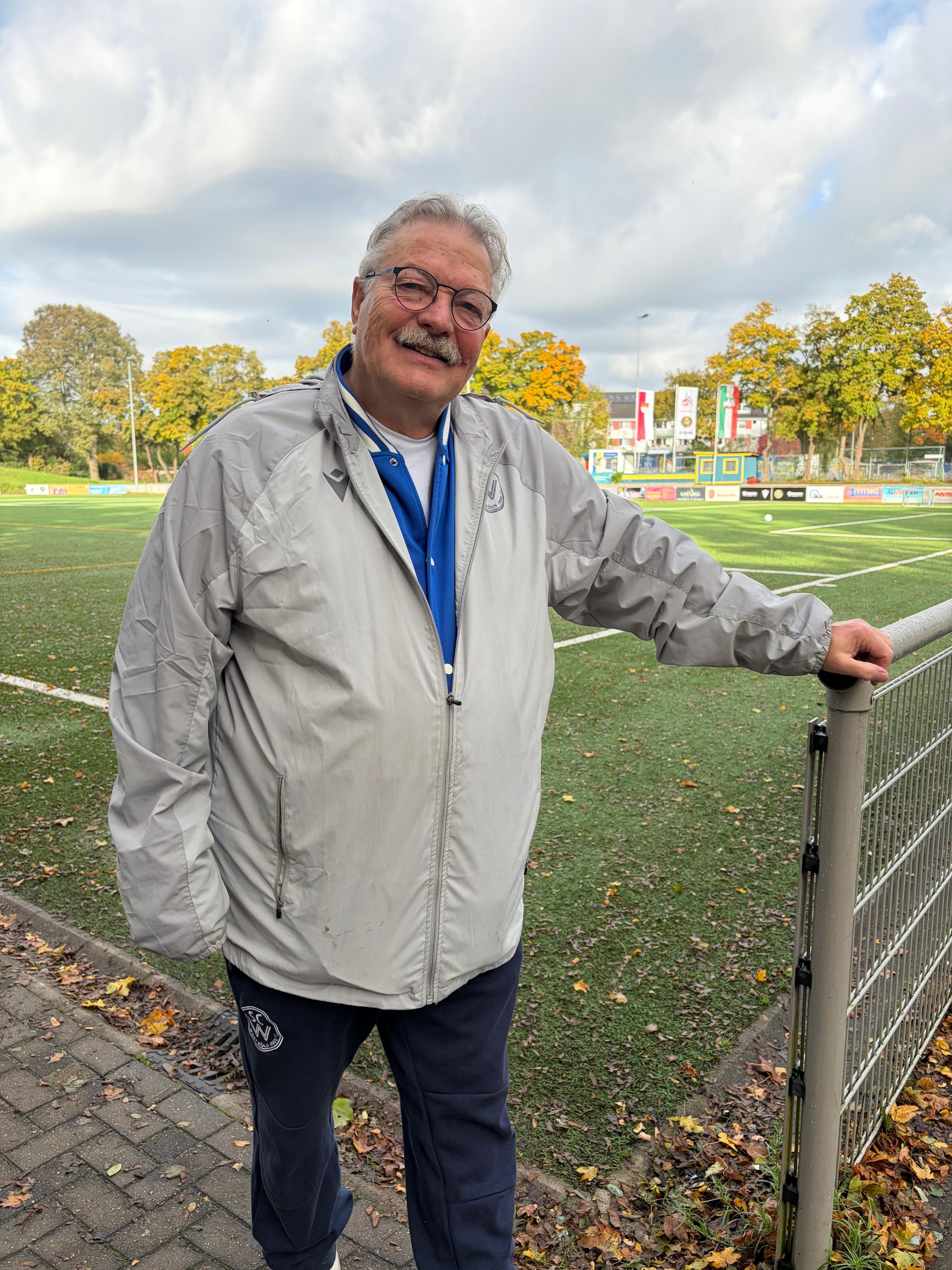 Kurt Nürnberg, Präsident des SC West Köln, an der Sportanlage Apenrader Straße