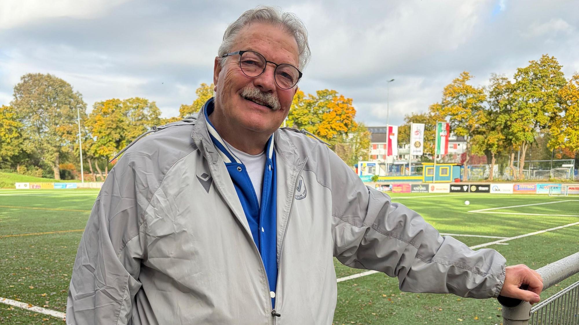Kurt Nürnberg, Präsident des SC West Köln, an der Sportanlage Apenrader Straße