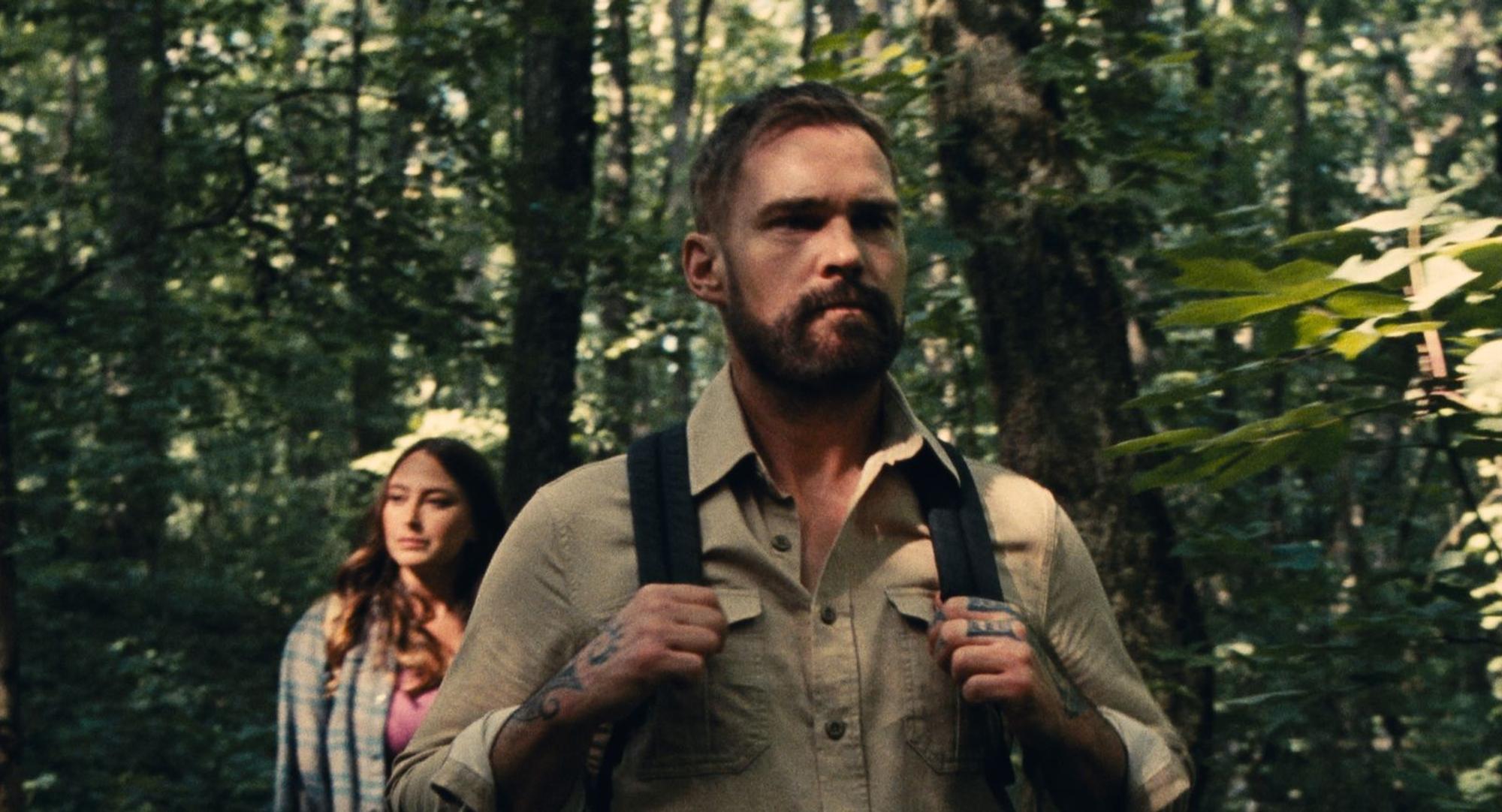 Neben Fabianne Therese ergatterte auch „American Pie“-Star Seann William Scott eine Hauptrolle in „Dolly“. (Bild: Tiberius Film/Dolly in the Woods LLC 2025)