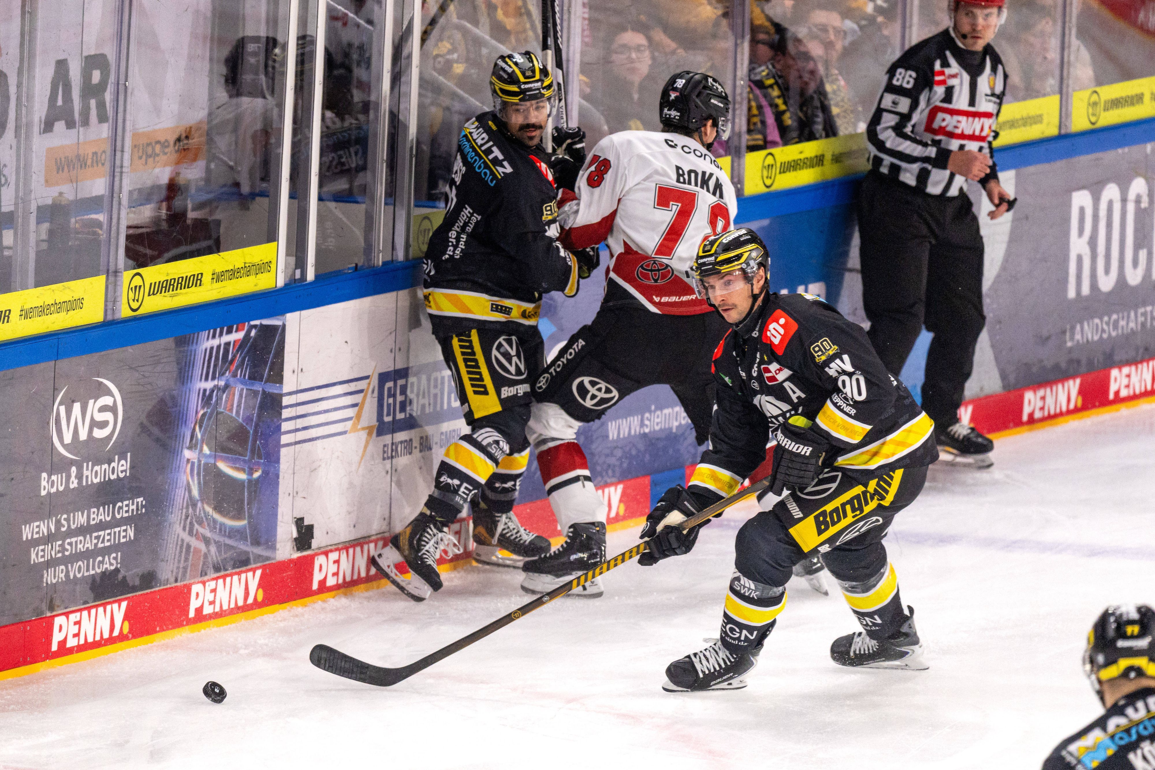 Spielszene im Duell der Krefeld Pinguine gegen die Kölner Haie.