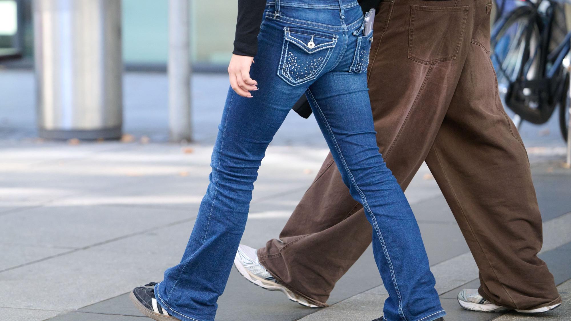 Zwei Jugendliche laufen durch eine Fußgängerzone in der Innenstadt. (Symbolbild)