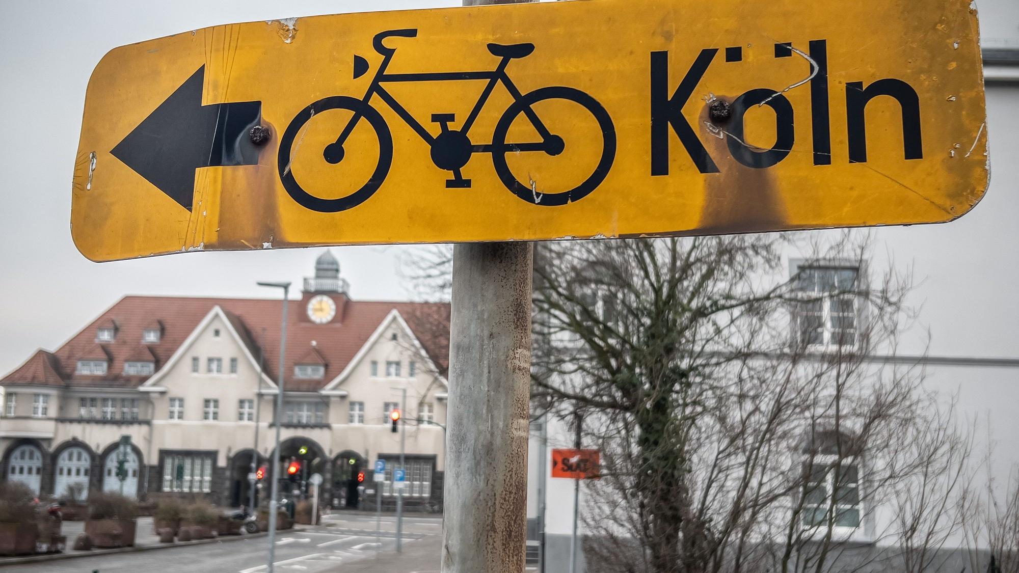 Die Idee, sichere Radwegen für Pendler nach Köln anzubieten, ist alt. Aus welchem Jahr dieses historische Radweg-Schild vor Tor 1 des Bayerwerks stammt, ist unklar. An einer Radpendlerroute wird seit Jahren geplant.