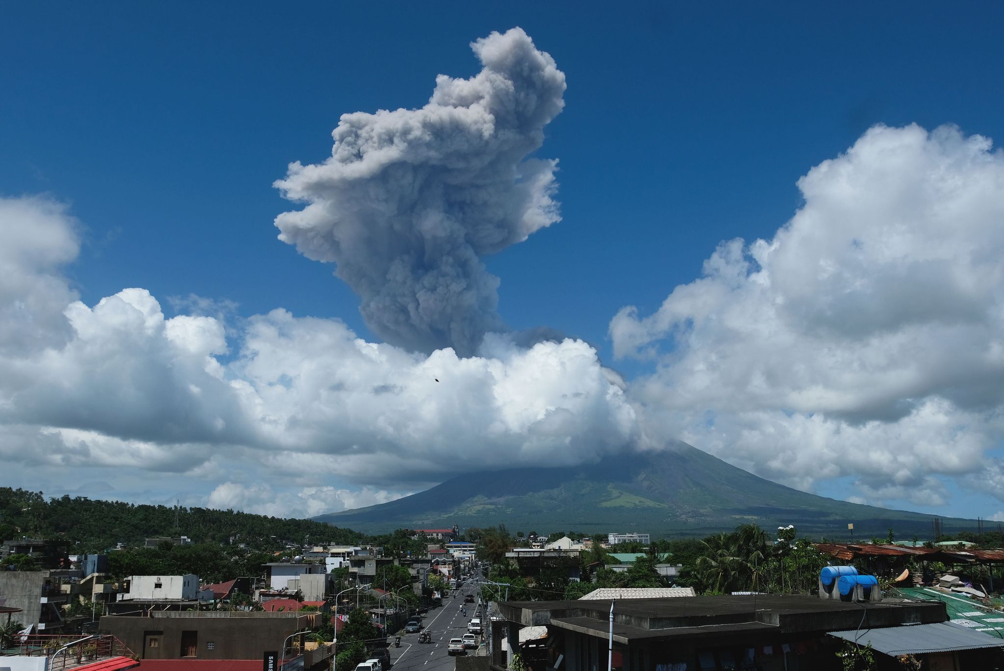 Vulkan Mayon auf den Philippinen ausgebrochen