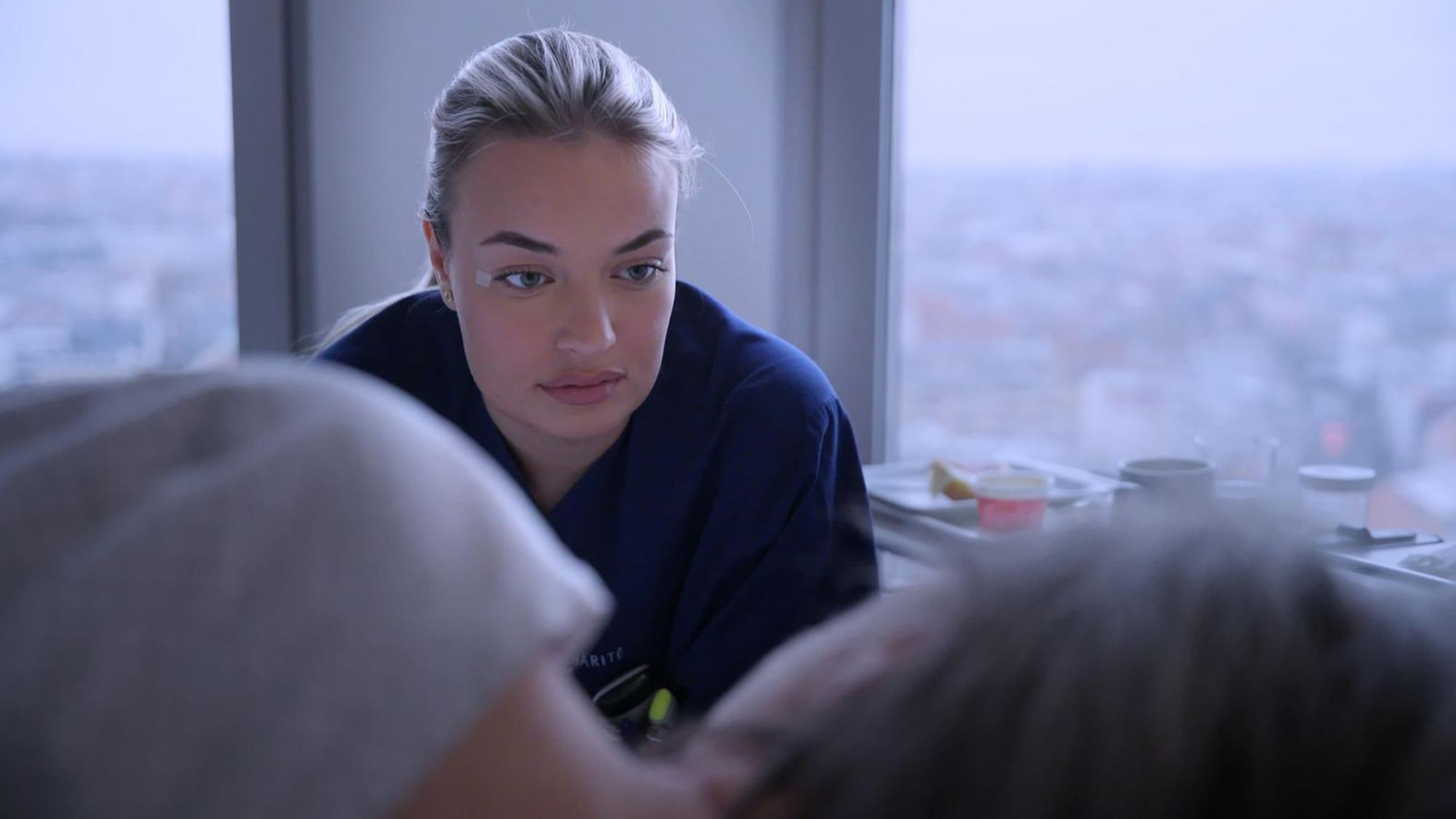Der Tod eines Patienten nimmt Pflegefachfrau Emilia mit.
(Bild: ZDF/Gundula Krause)