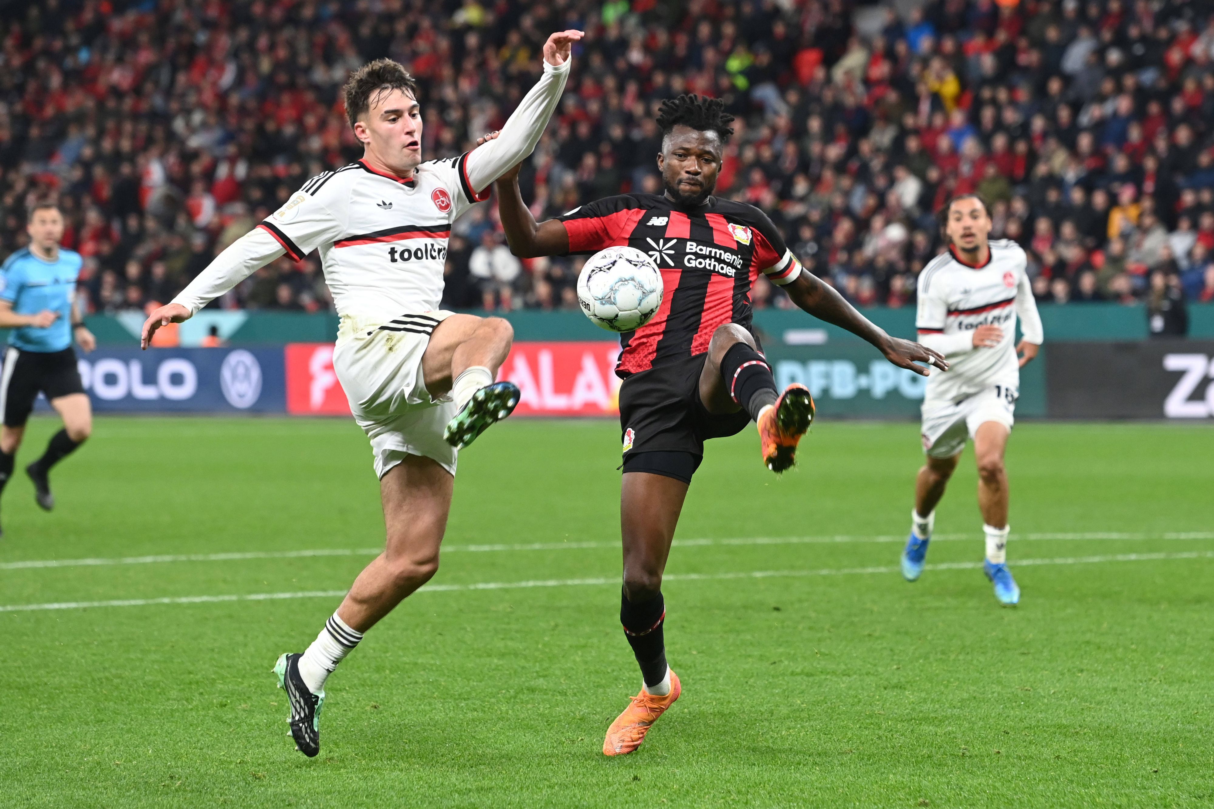 Leverkusens Edmond Tapsoba (r.) ebnete mit seinem Doppelpack den Weg für Leverkusens Weiterkommen im DFB-Pokal.