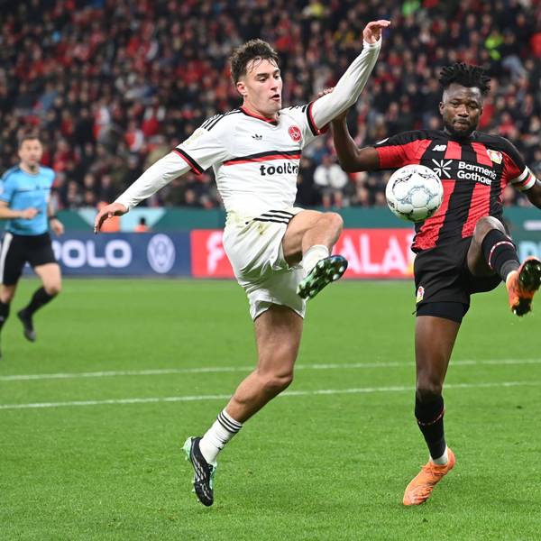 Leverkusens Edmond Tapsoba (r.) ebnete mit seinem Doppelpack den Weg für Leverkusens Weiterkommen im DFB-Pokal.