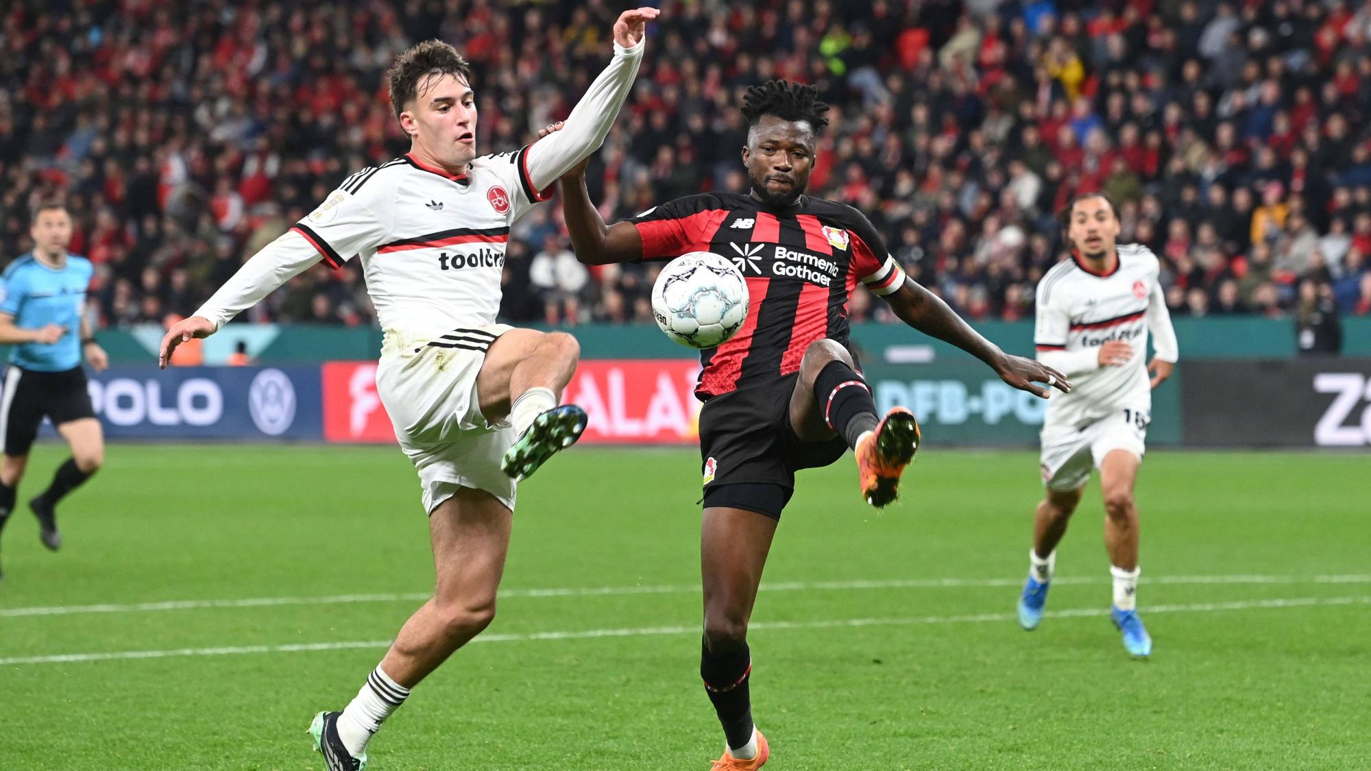 Leverkusens Edmond Tapsoba (r.) ebnete mit seinem Doppelpack den Weg für Leverkusens Weiterkommen im DFB-Pokal.