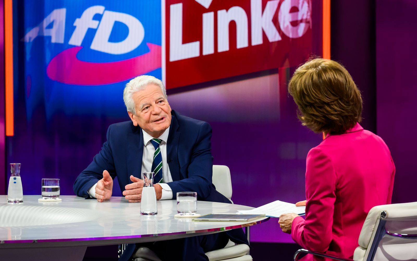 „Das gefällt mir nicht, um es deutlich zu sagen, aber ich sehe das als gebotenen Weg an“, sagt Altbundespräsident Joachim Gauck am Donnerstagabend bei „Maybrit Illner“ über die mögliche Links-geführte Regierung in Berlin. „Es ist das Wählervotum hier erst mal das, was uns die Richtung vorgibt.“ (Bild: ZDF/Svea Pietschmann)