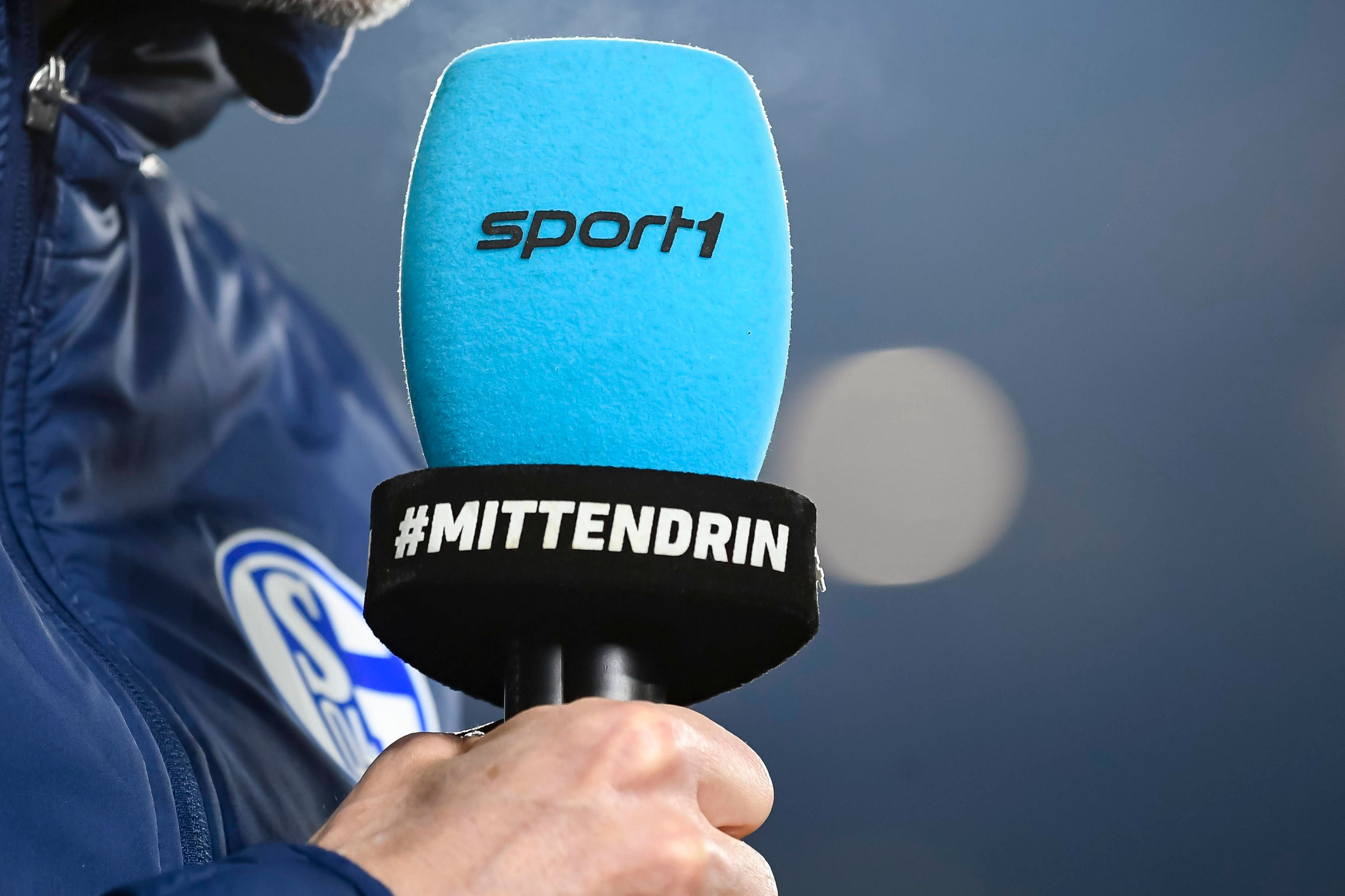 Ein Mikrofon von Sport1 bei einer Fußball-Übertragung.