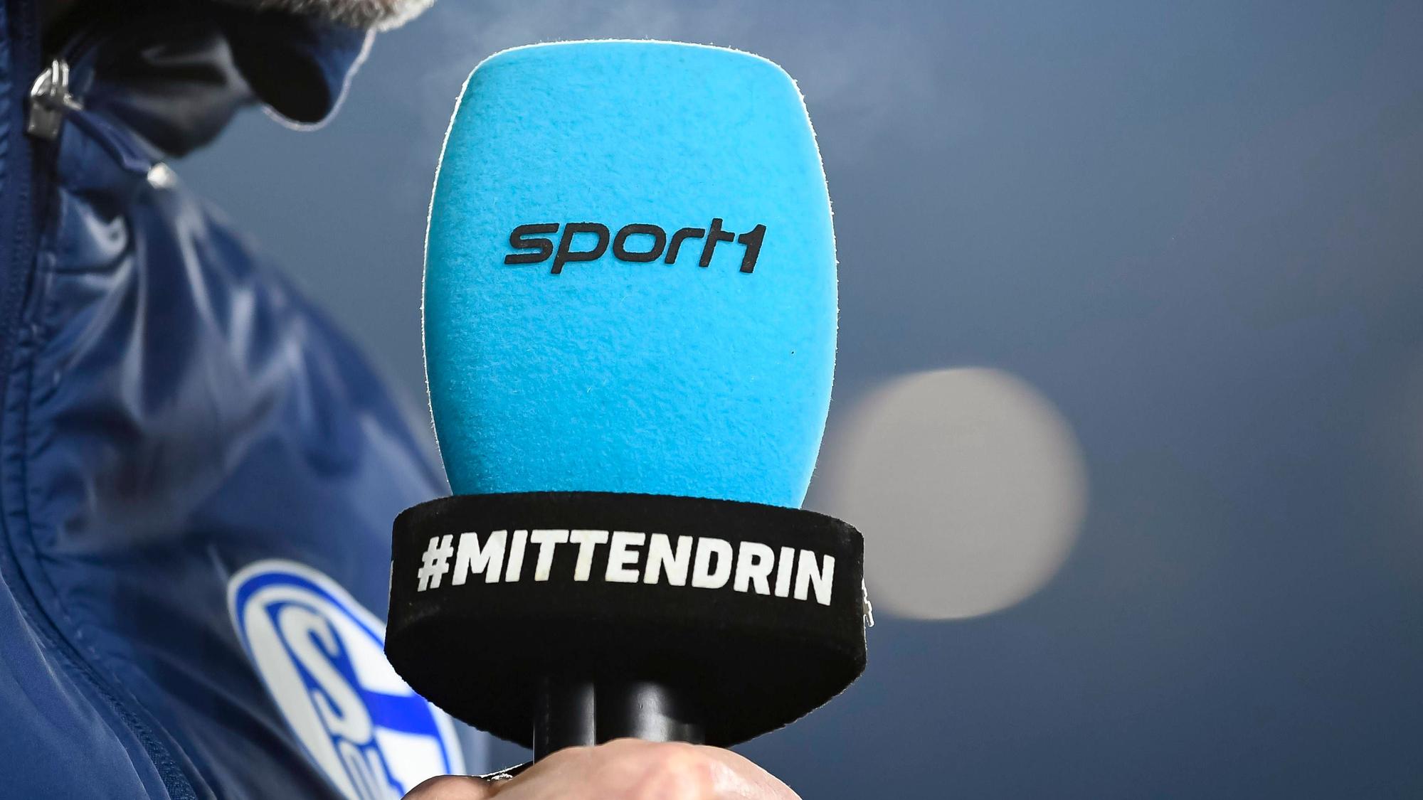 Ein Mikrofon von Sport1 bei einer Fußball-Übertragung.