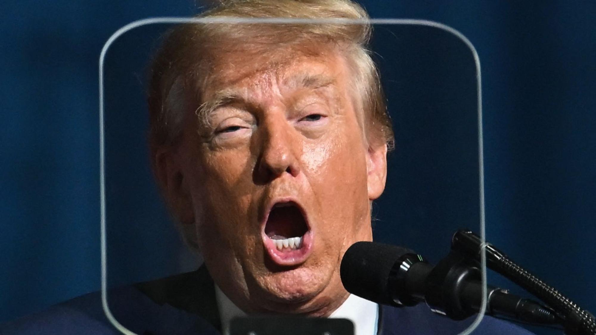 US-Präsident Donald Trump fotografiert durch einen Teleprompter bei einem Wahlkampfauftritt. (Archivbild)