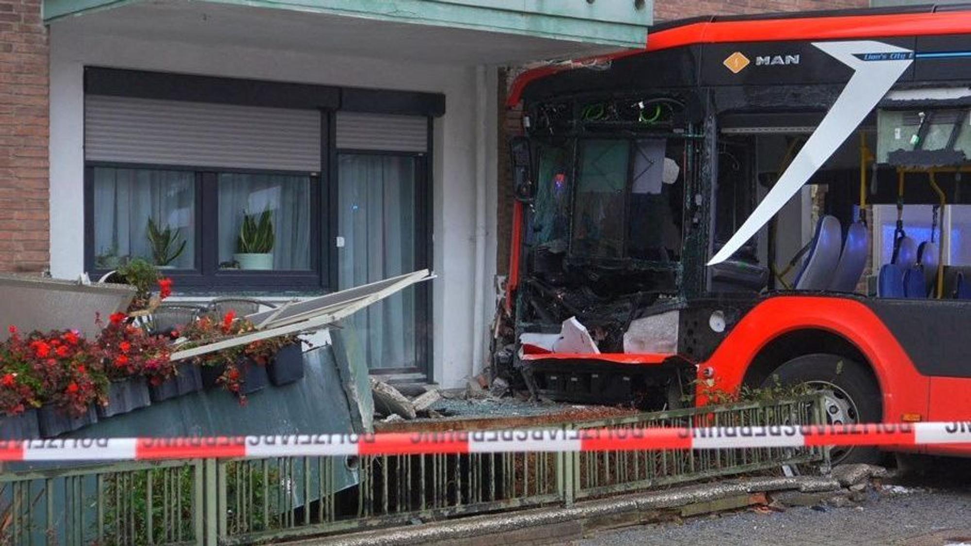 Ein Schulbus mit rund 20 Kindern an Bord ist am Morgen in Bad Oldesloe in Schleswig-Holstein verunglückt und gegen eine Hauswand gefahren.