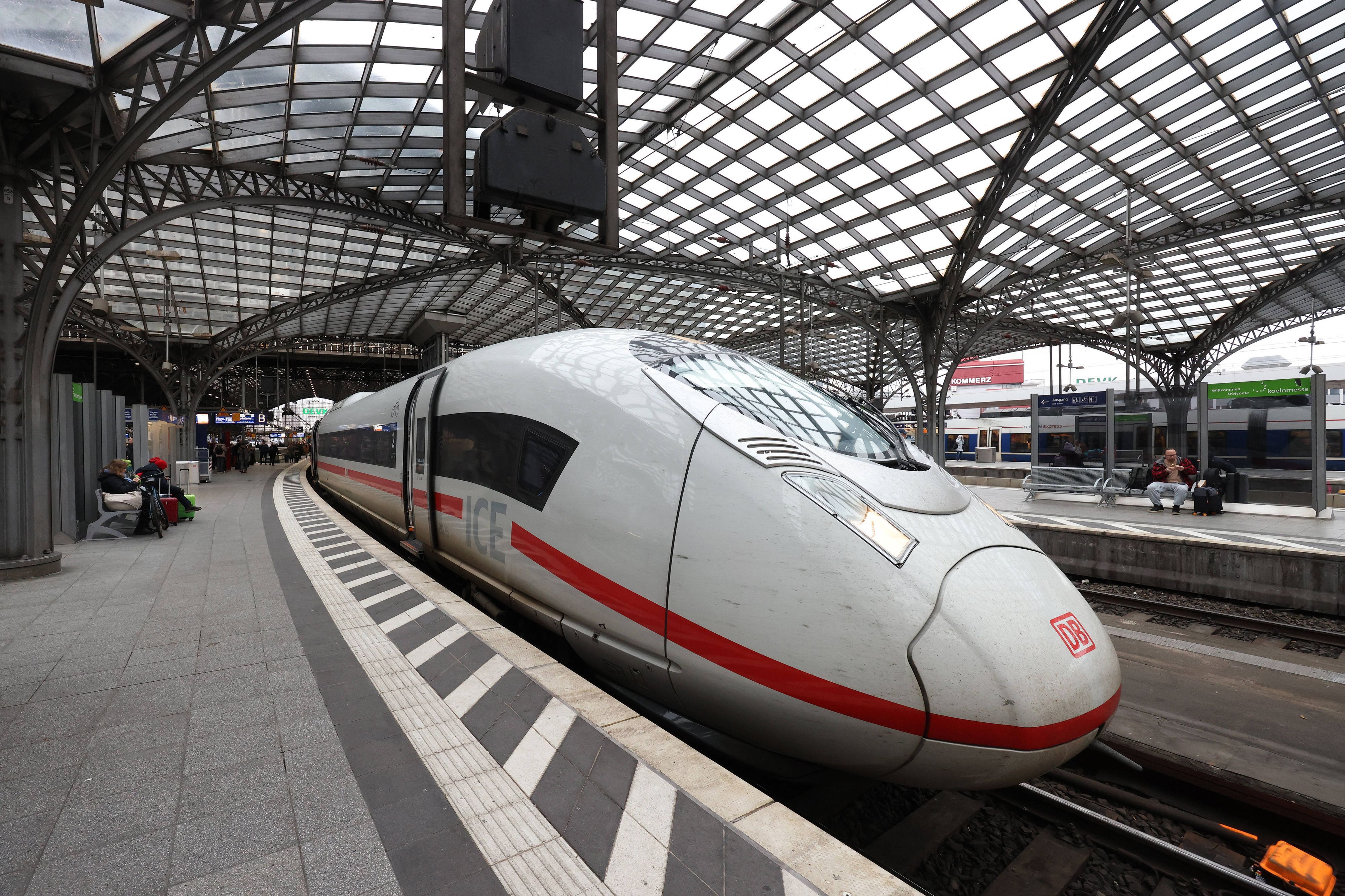 Am Hauptbahnhof in Köln steht ein ICE.