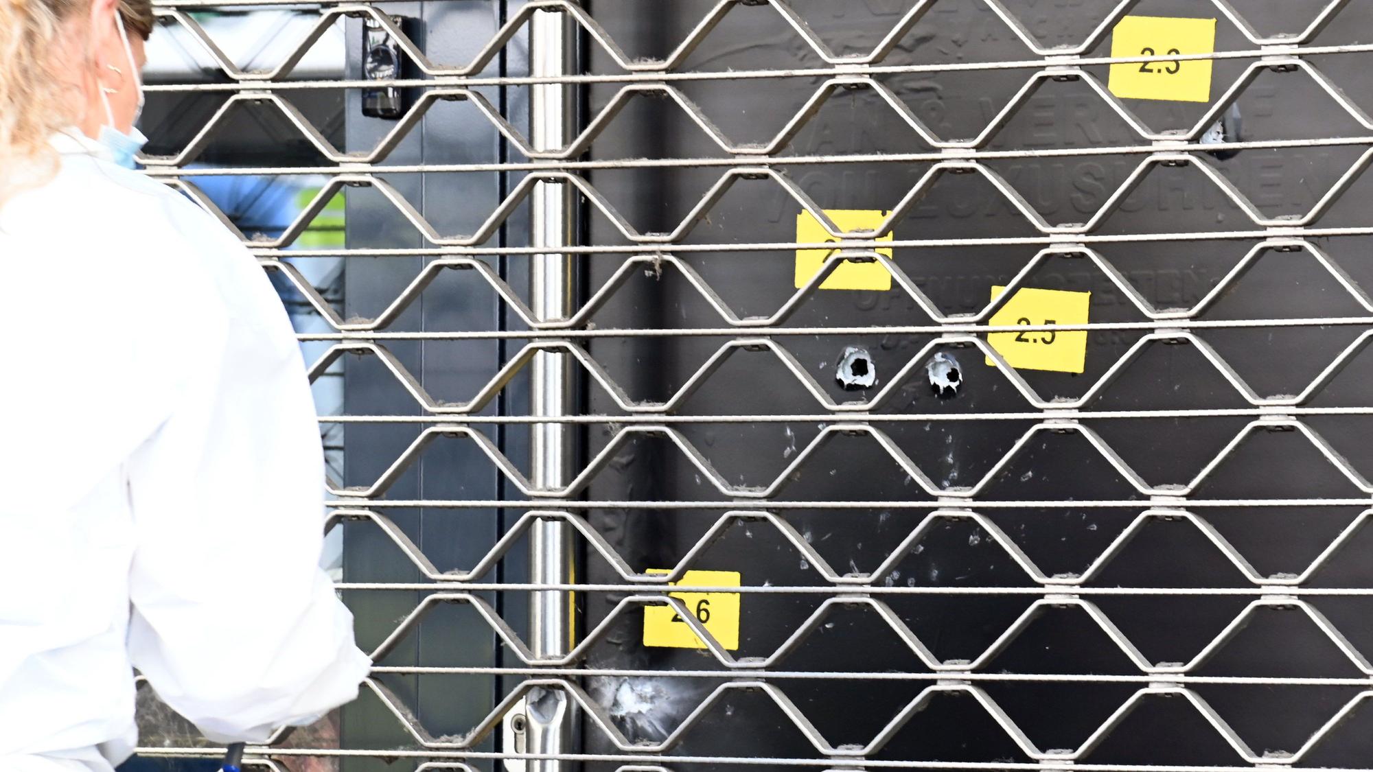 Auf ein Geschäft mit Luxusuhren in der Kölner Breite Straße wurden erstmals im August dieses Jahres Schüsse abgegeben. Die Polizei (KTU) sicherte die Spuren.