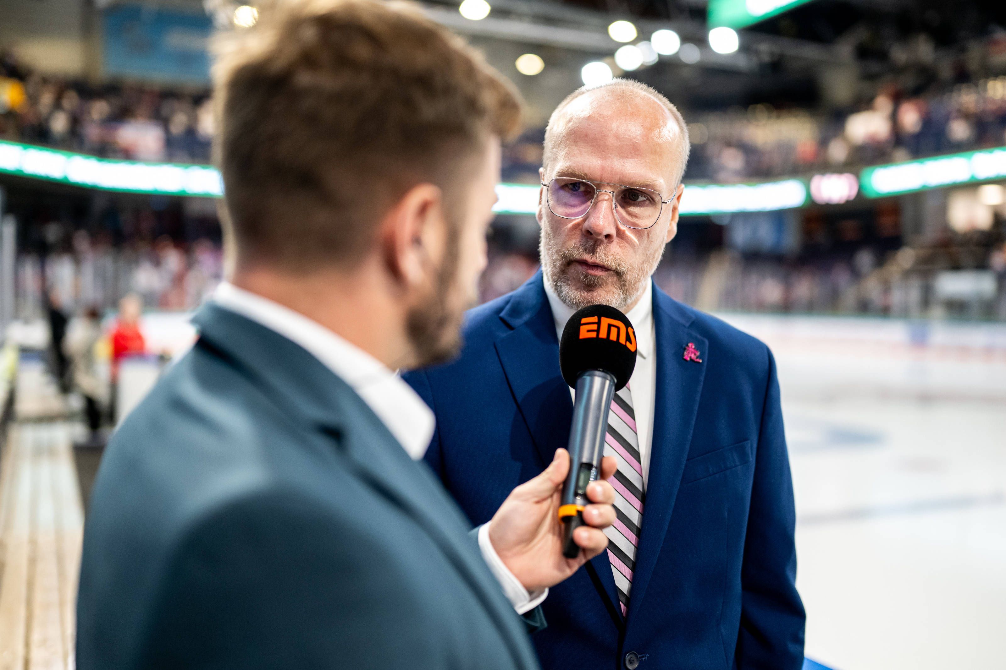 Stefan Ustorf (r.) bei einem Interview. (Archivbild)