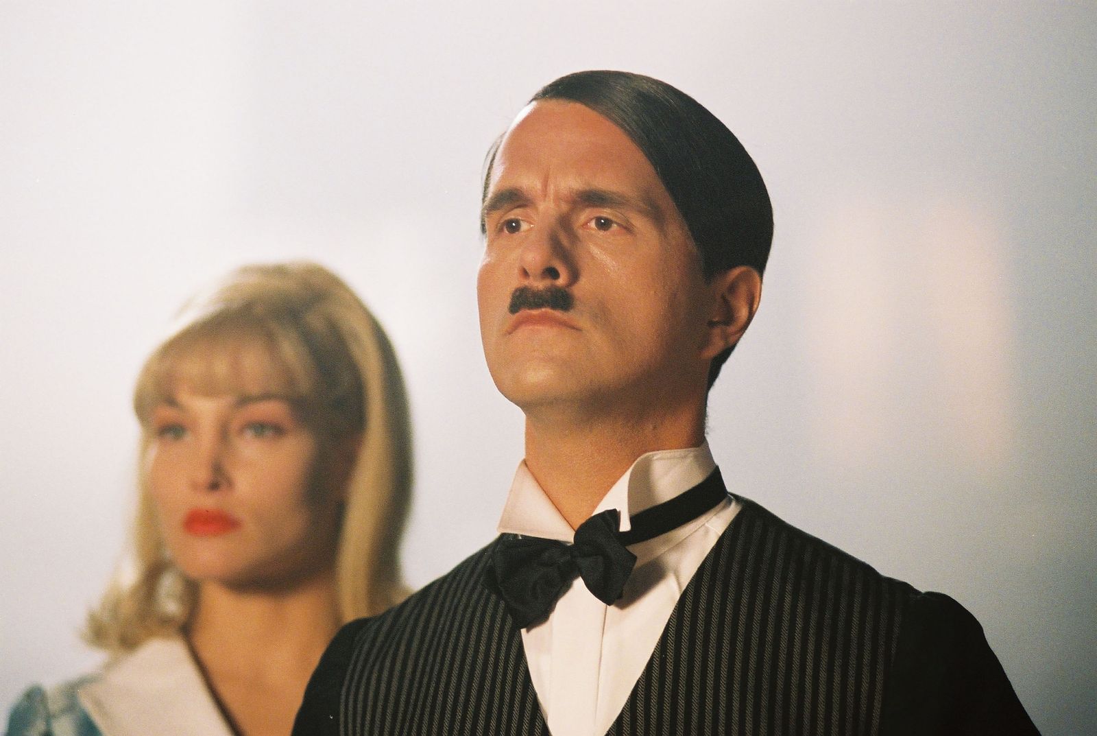 Butler Alfons Hatler (Christoph Maria Herbst) ist die gute Seele des Schlosses. (Bild: RTL / © Constantin Film Verleih GmbH)