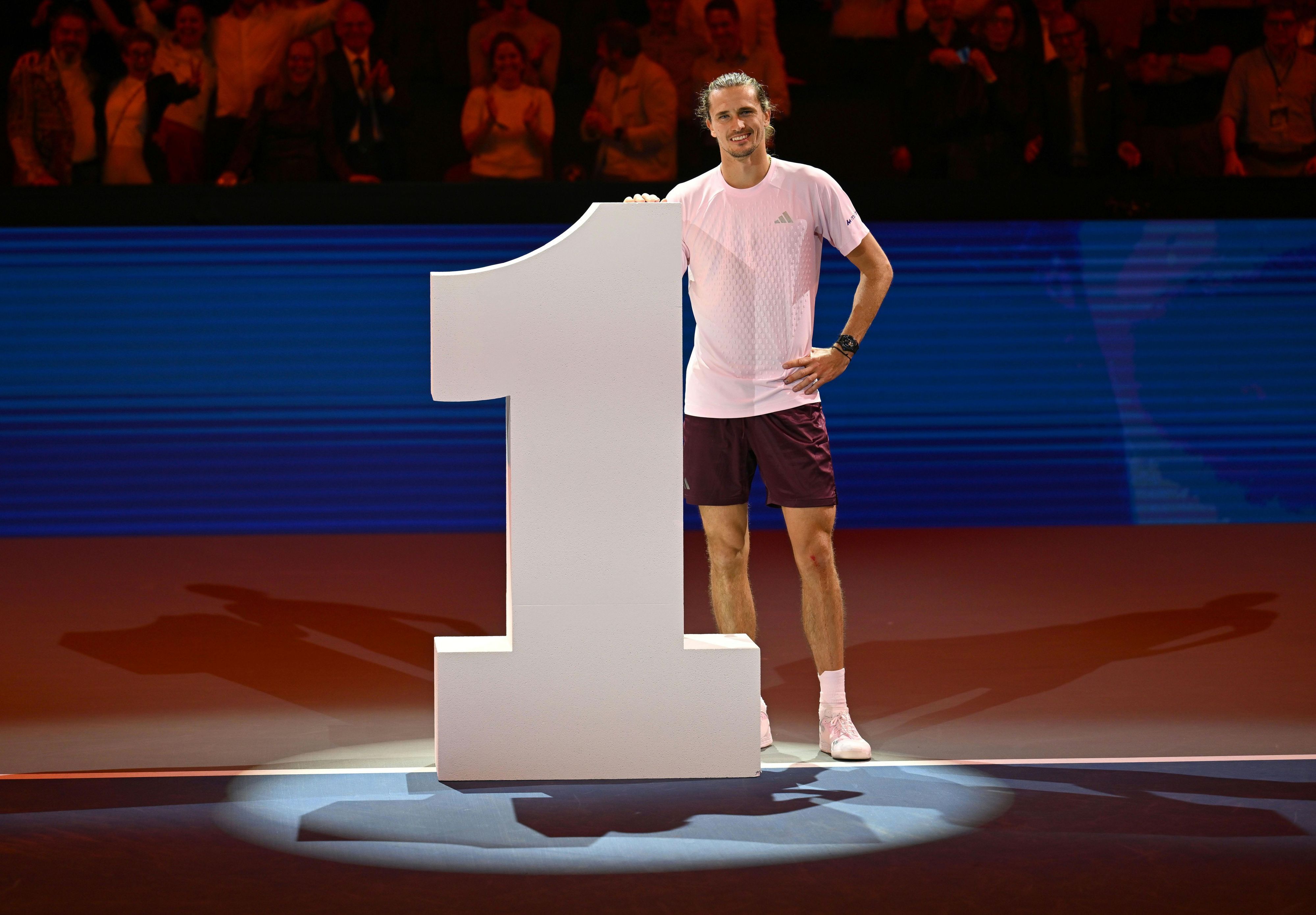 Alexander Zverev posiert nach seinem Sieg.