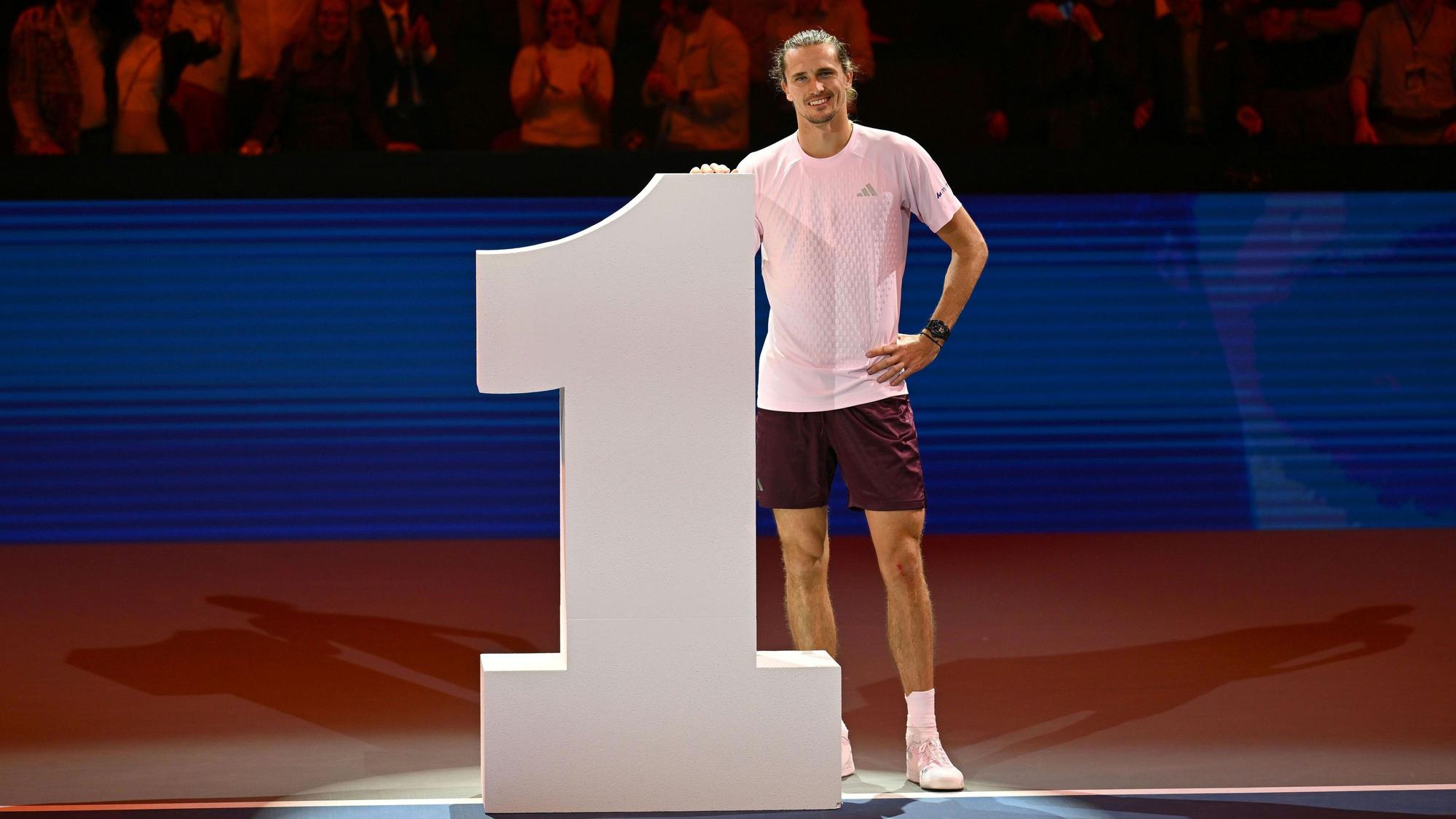Alexander Zverev posiert nach seinem Sieg.