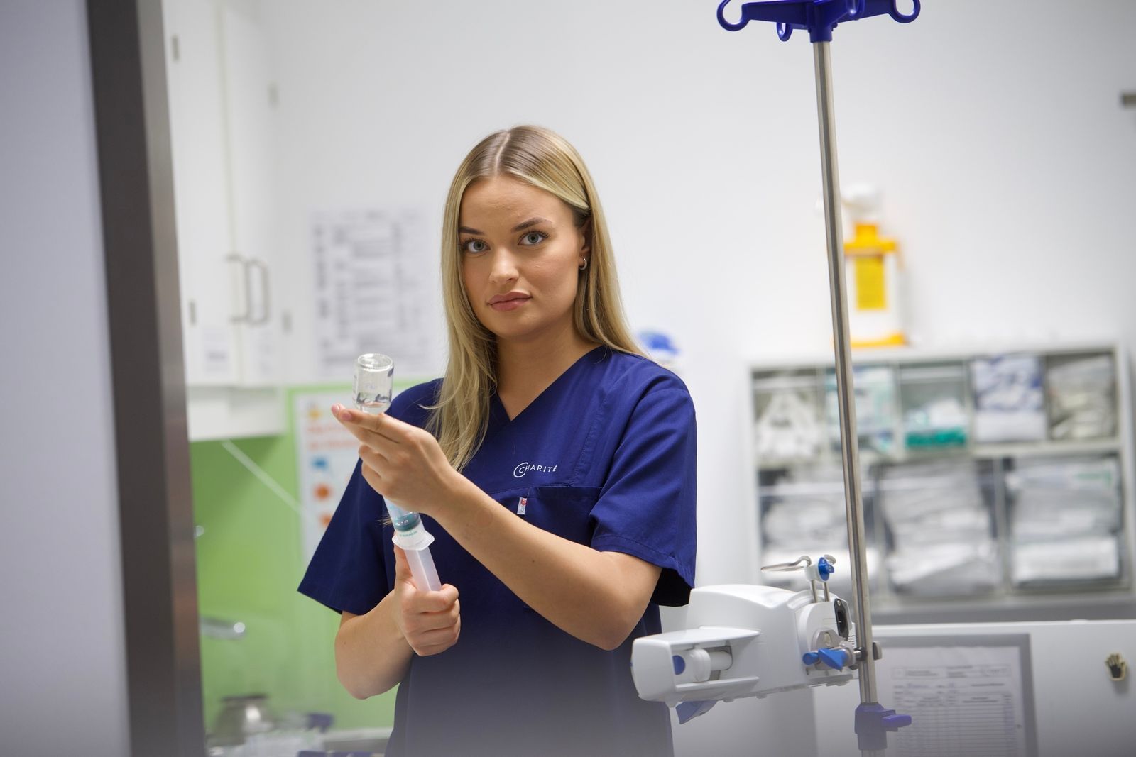 An ihrer Berufswahl zweifelt Emilia trotz psychischer Belastungen nicht. (Bild: ZDF / Gundula Krause)